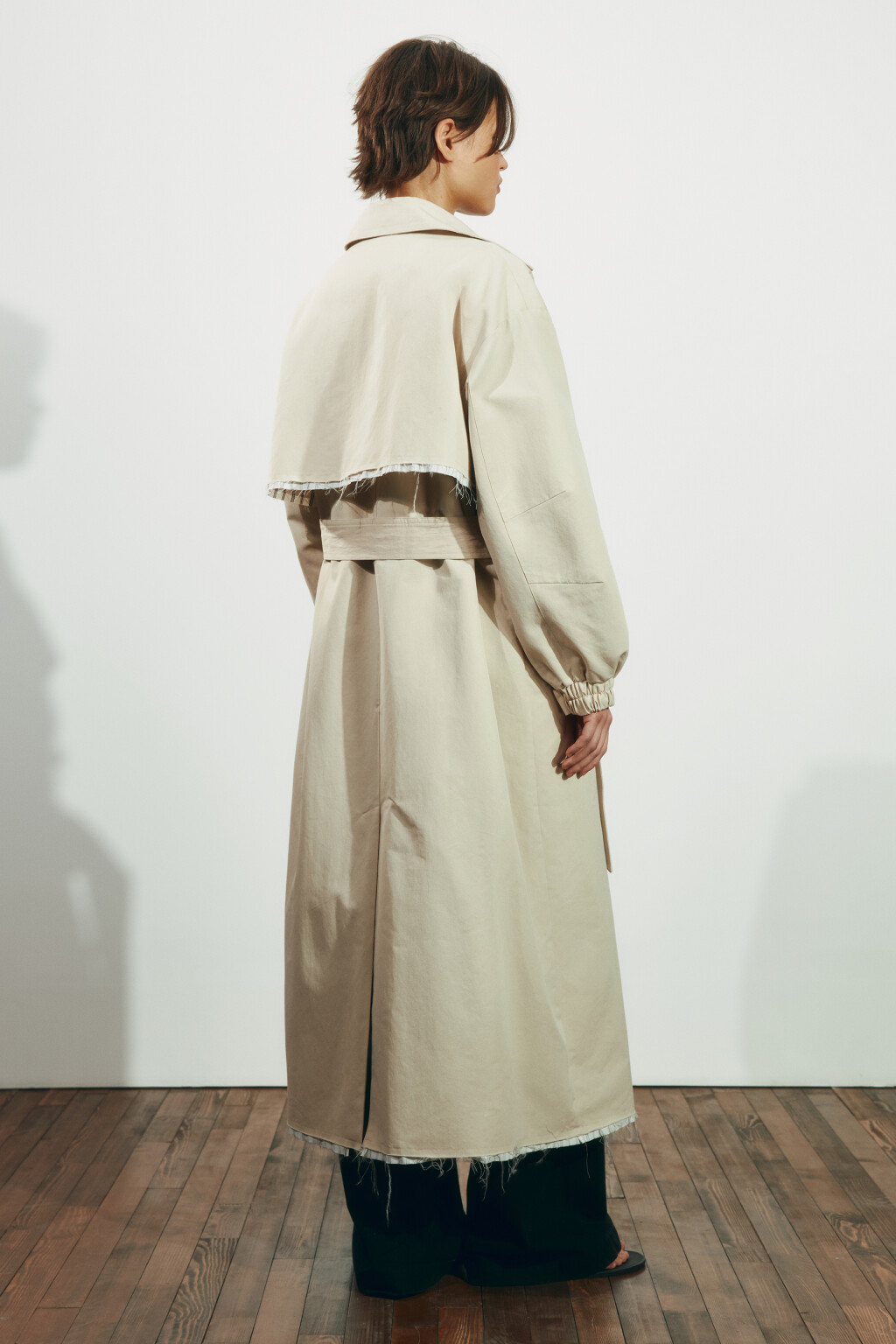 Плащ-тренчкот текстильный с кокеткой без капюшона - цвет бежевый - 6