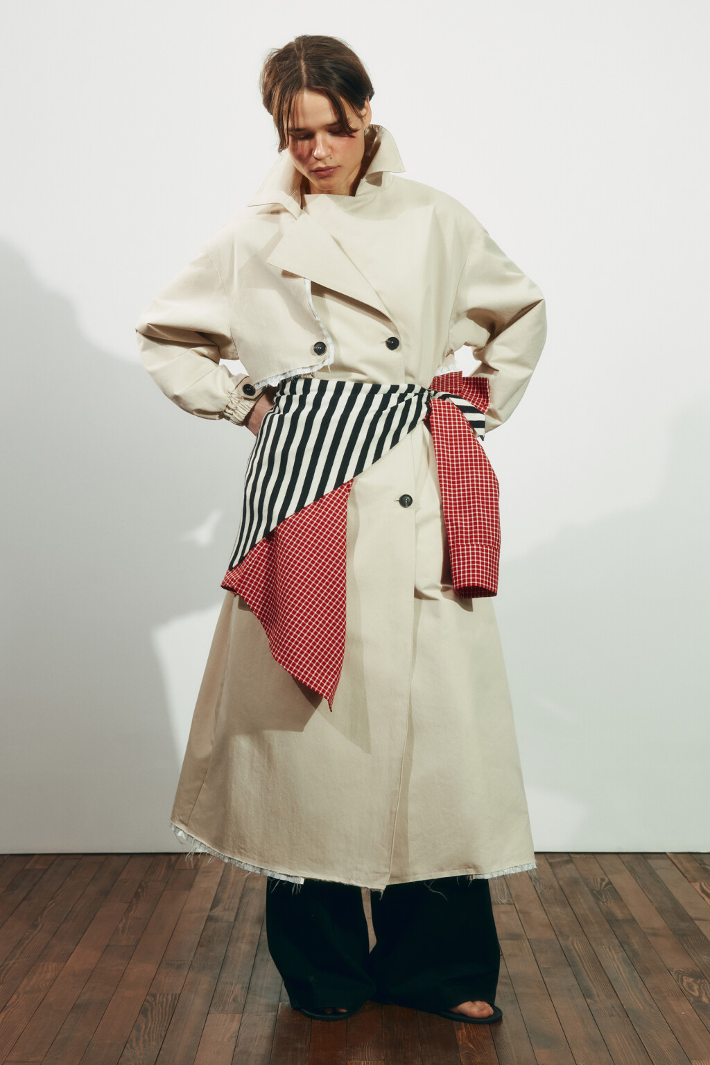 Плащ-тренчкот текстильный с кокеткой без капюшона - цвет бежевый - 7