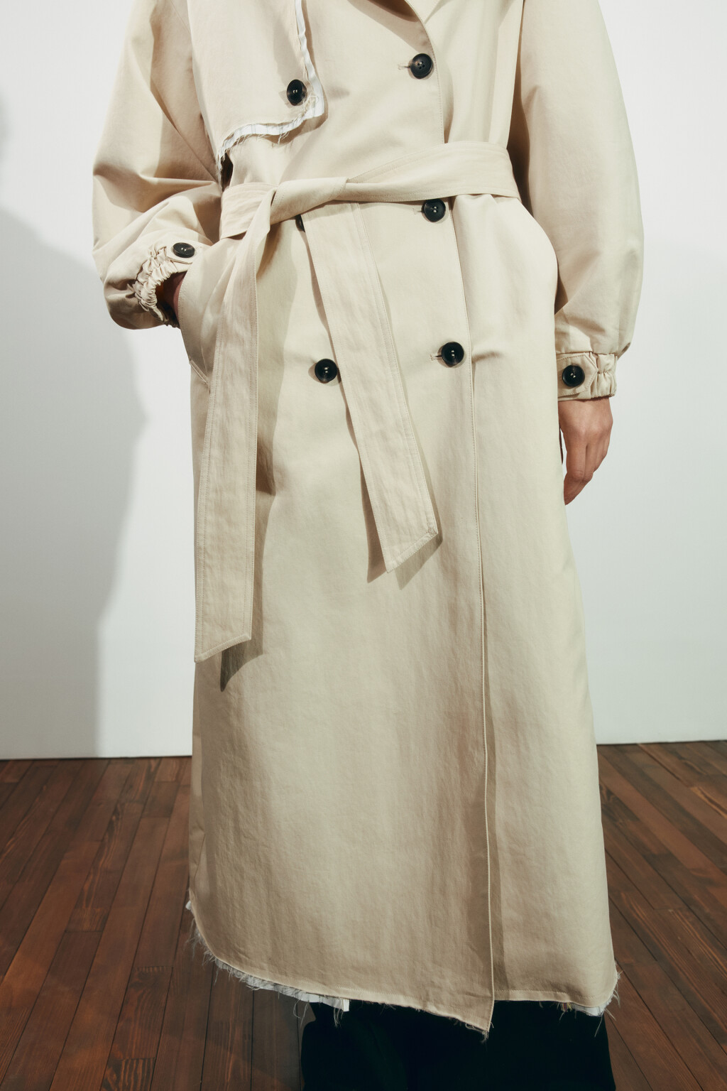 Плащ-тренчкот текстильный с кокеткой без капюшона - цвет бежевый - 8