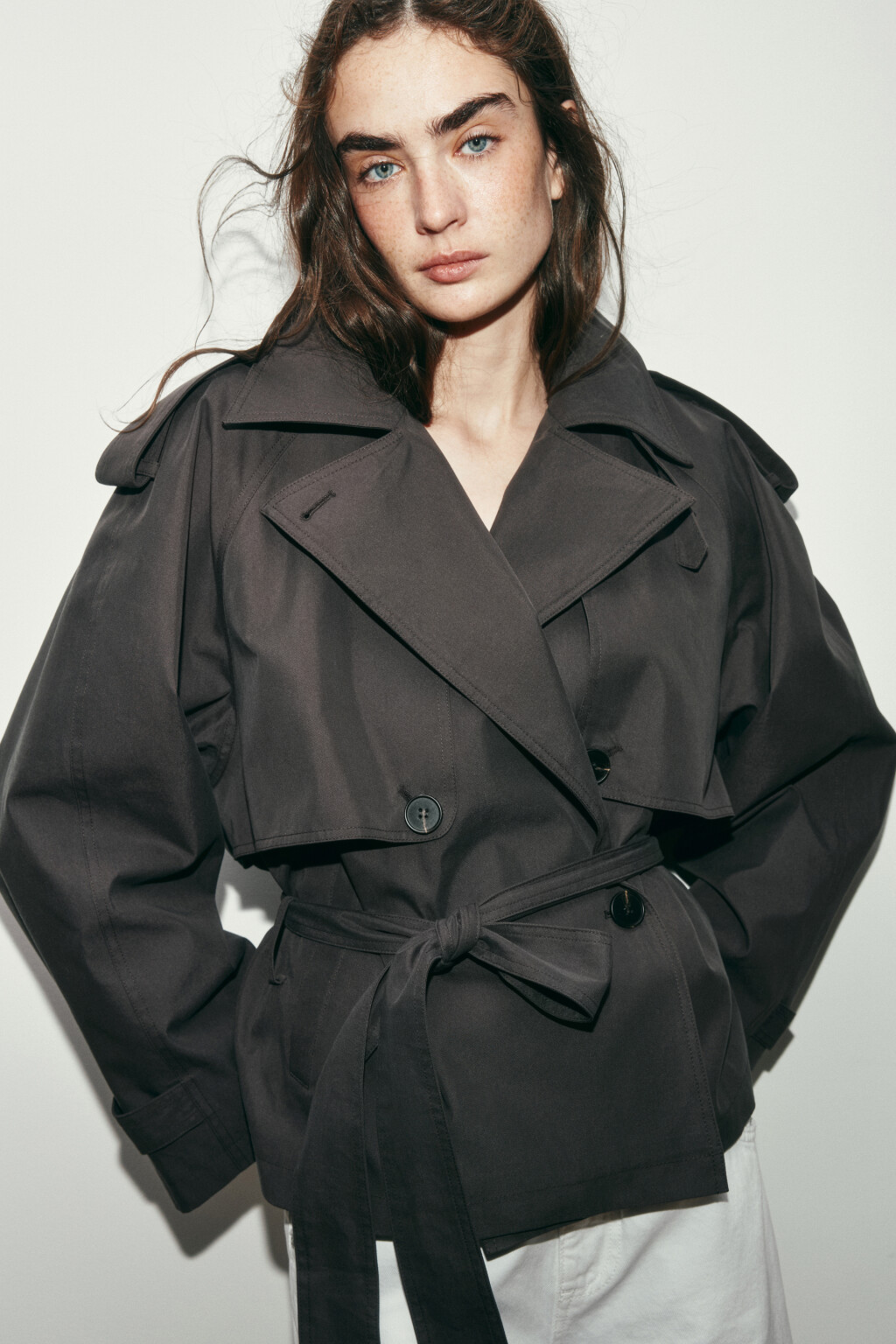 Плащ-тренчкот укороченный с пелериной - цвет коричневый - 1