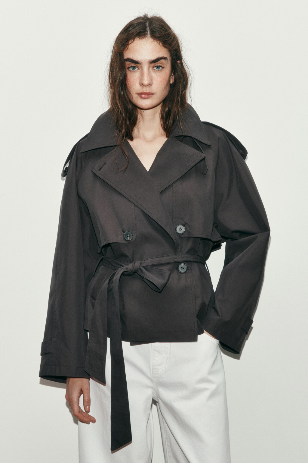 Плащ-тренчкот укороченный с пелериной - цвет коричневый - 2