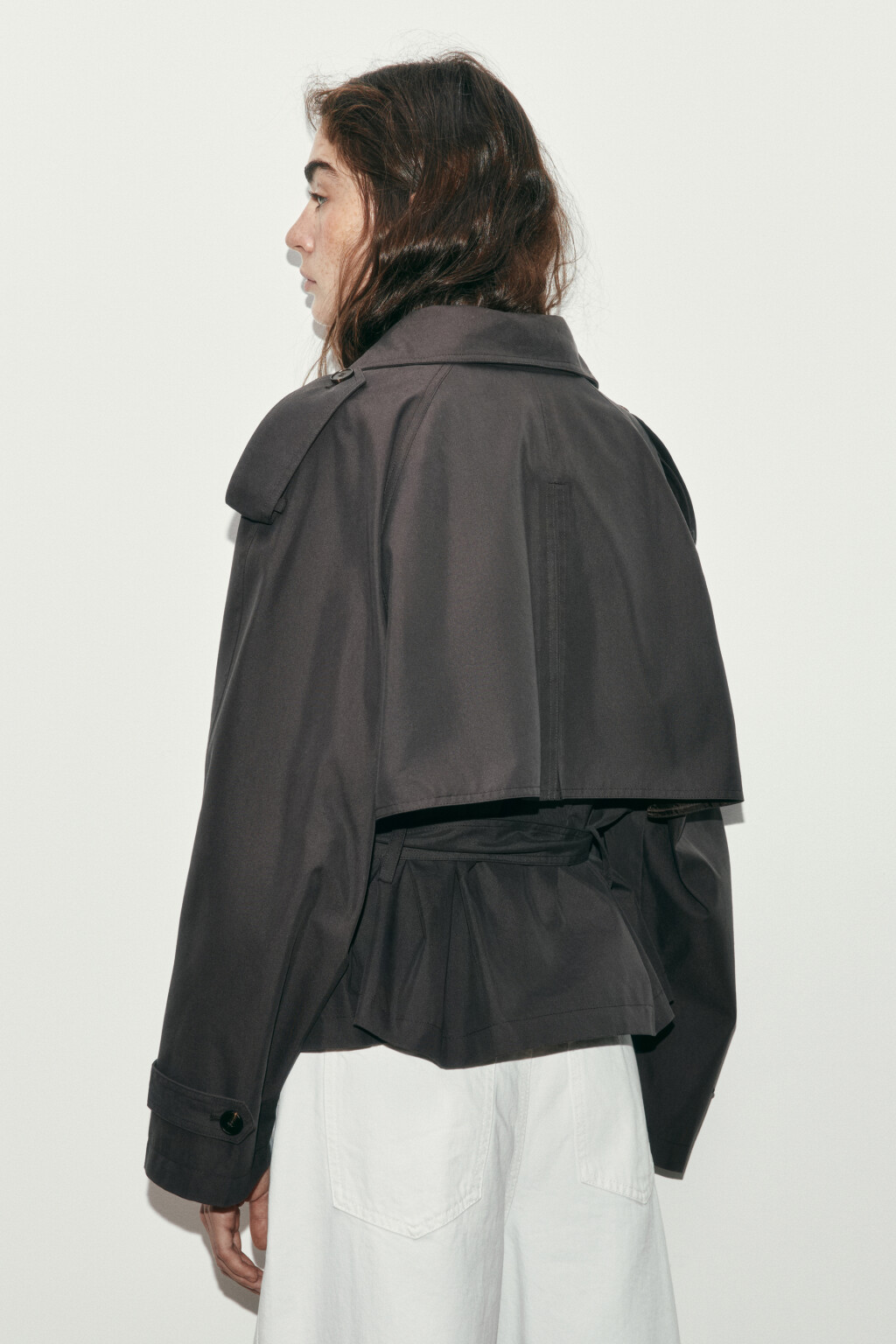 Плащ-тренчкот укороченный с пелериной - цвет коричневый - 3