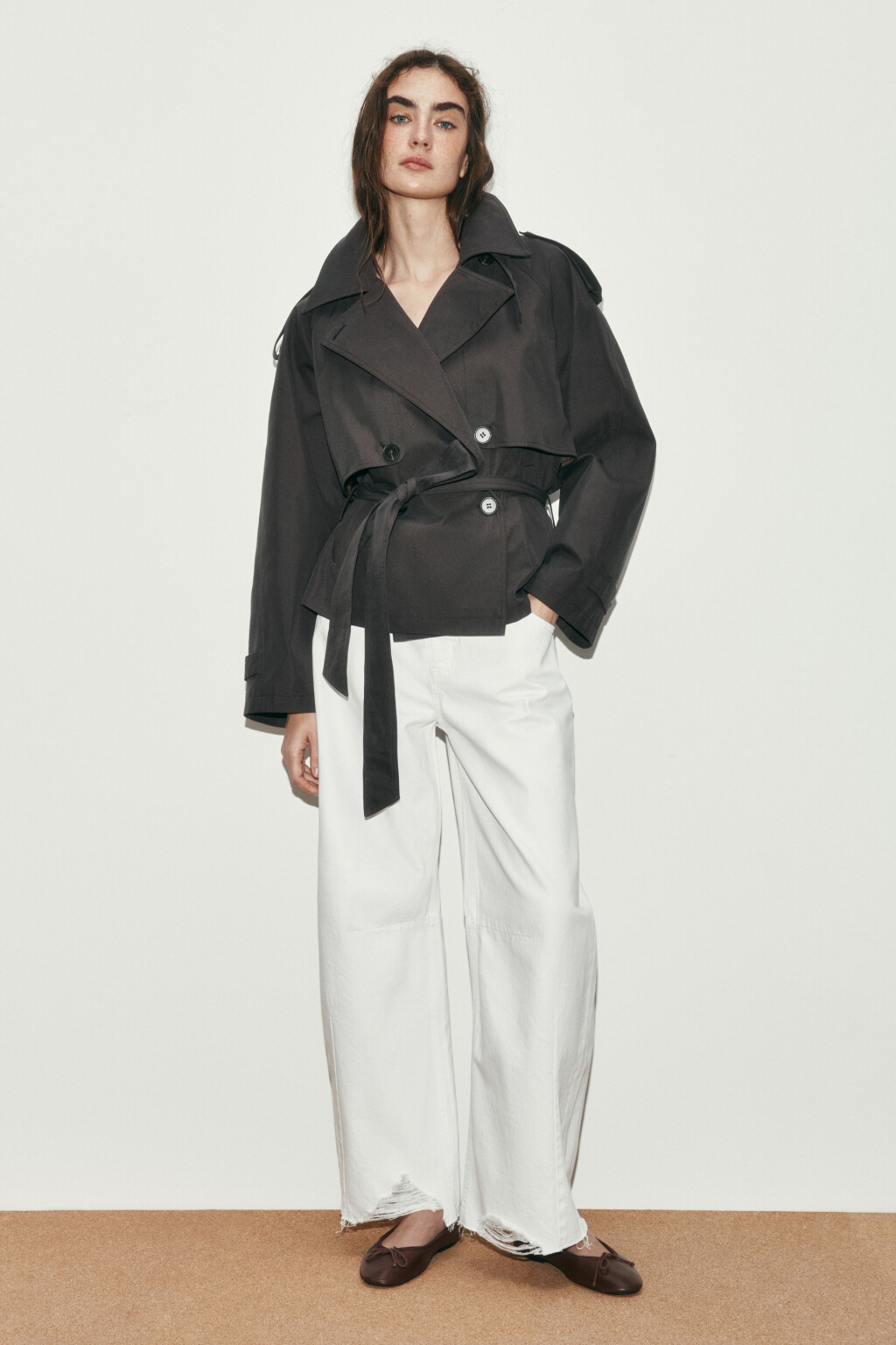 Плащ-тренчкот укороченный с пелериной - цвет коричневый - 4