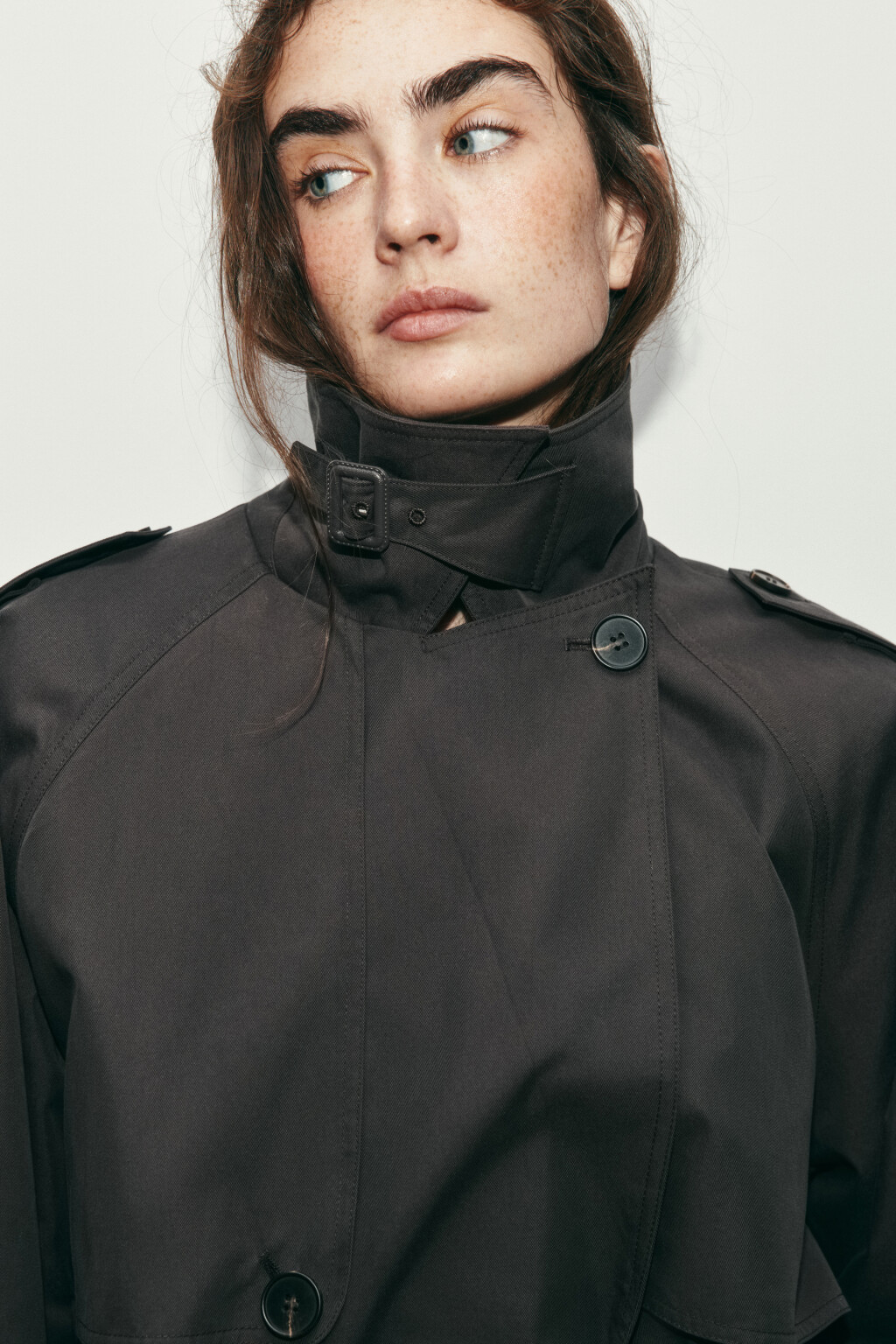 Плащ-тренчкот укороченный с пелериной - цвет коричневый - 5