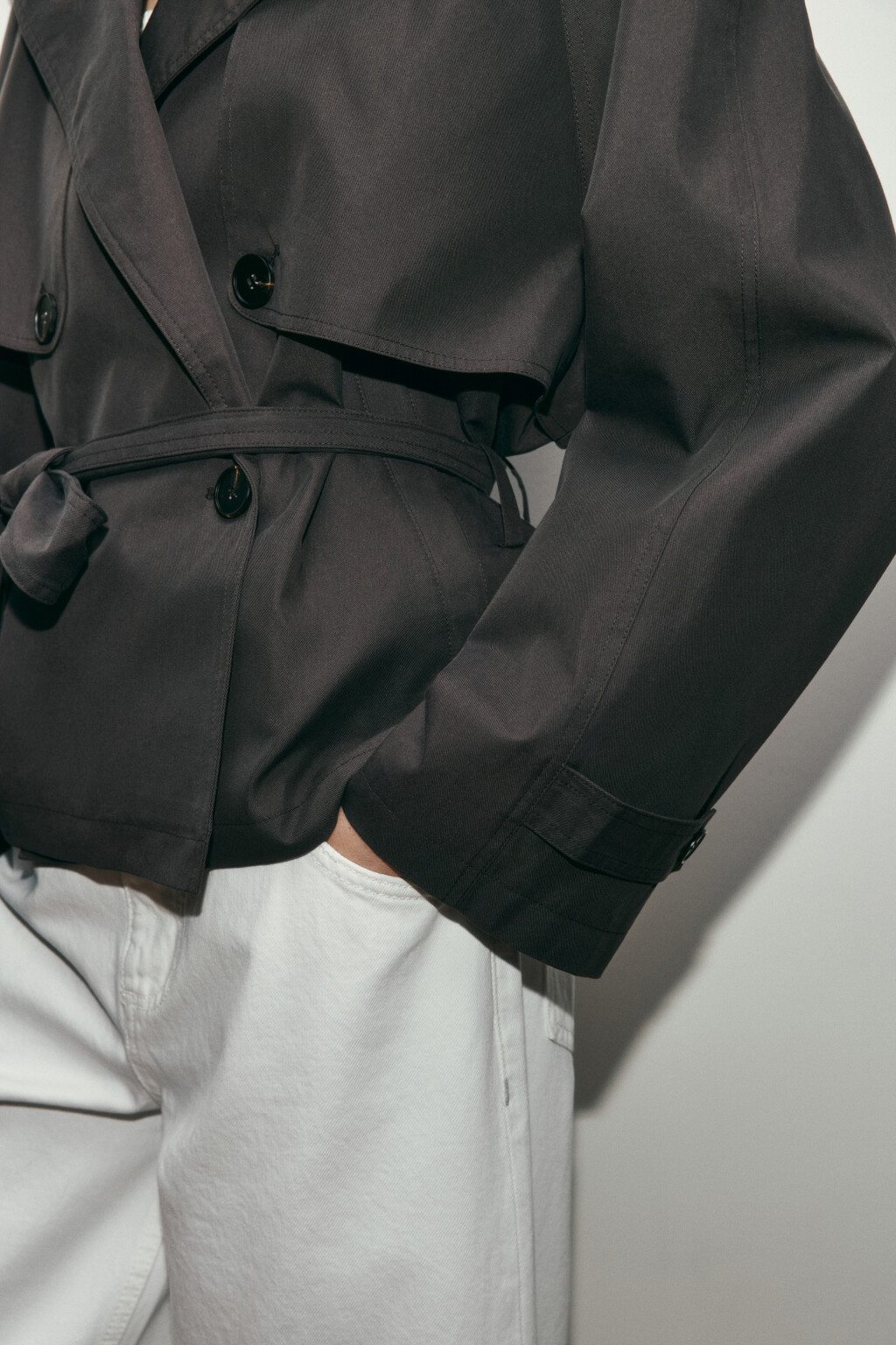 Плащ-тренчкот укороченный с пелериной - цвет коричневый - 6