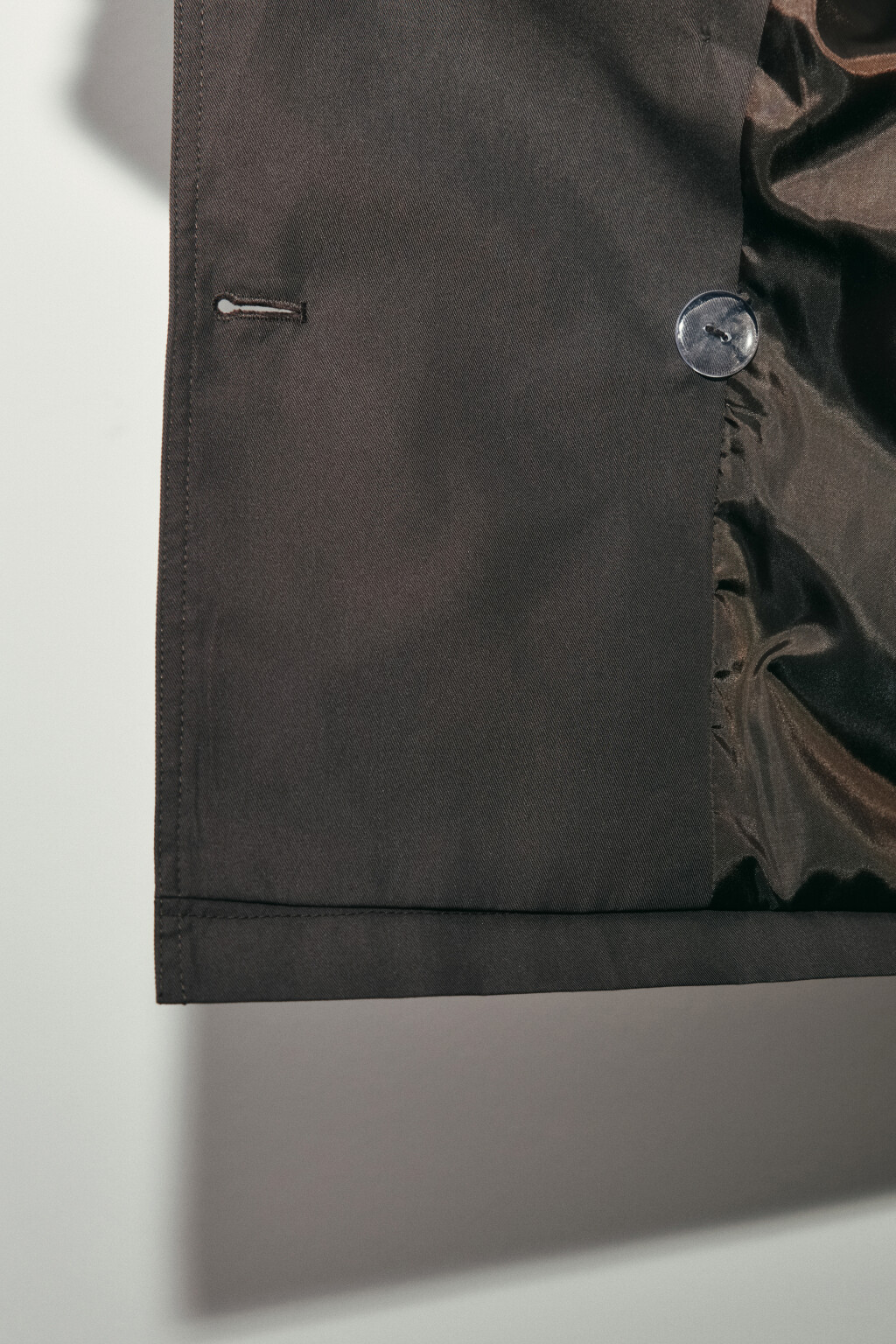 Плащ-тренчкот укороченный с пелериной - цвет коричневый - 7