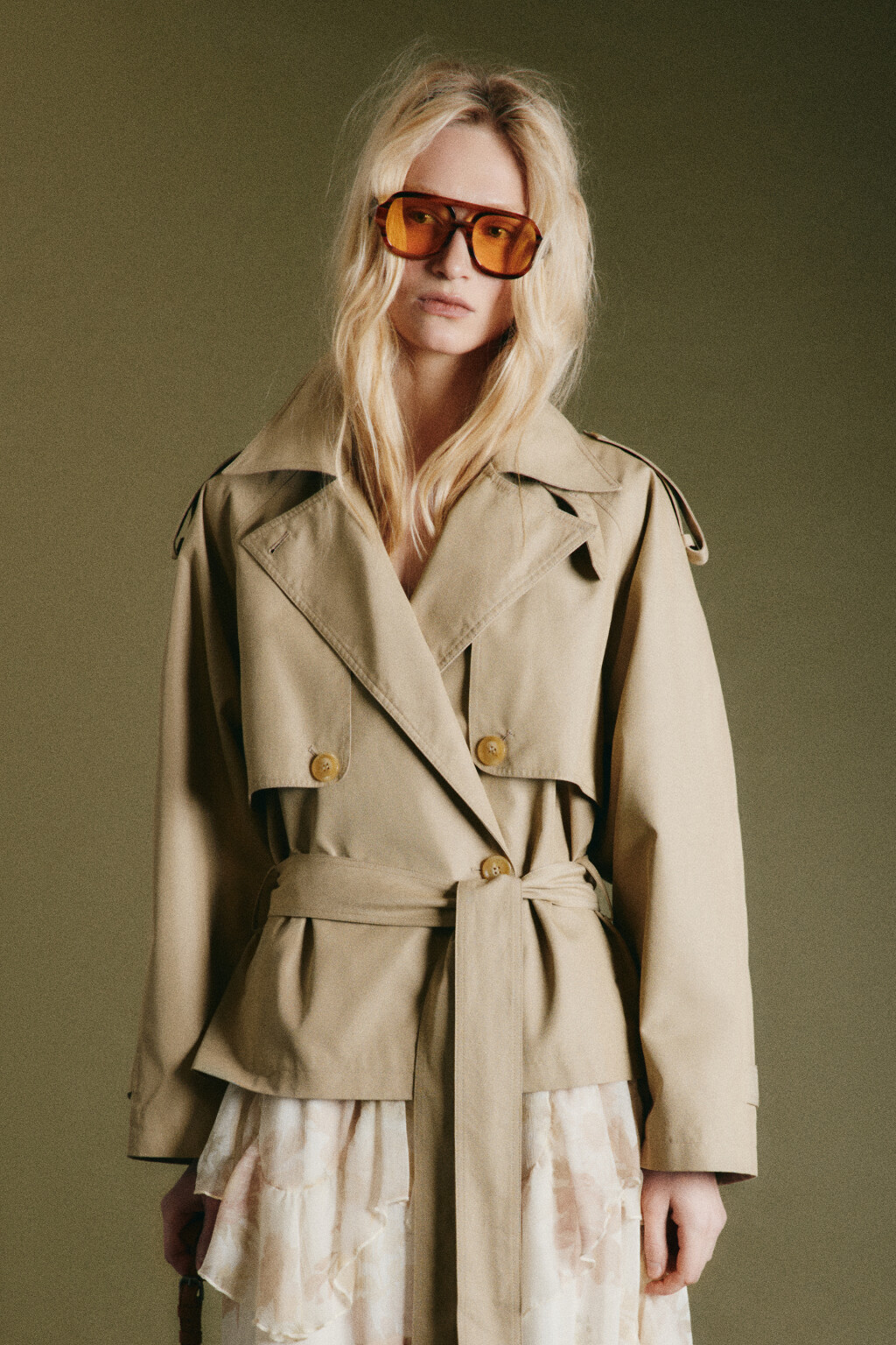 Плащ-тренчкот укороченный с пелериной - цвет коричневый - 2