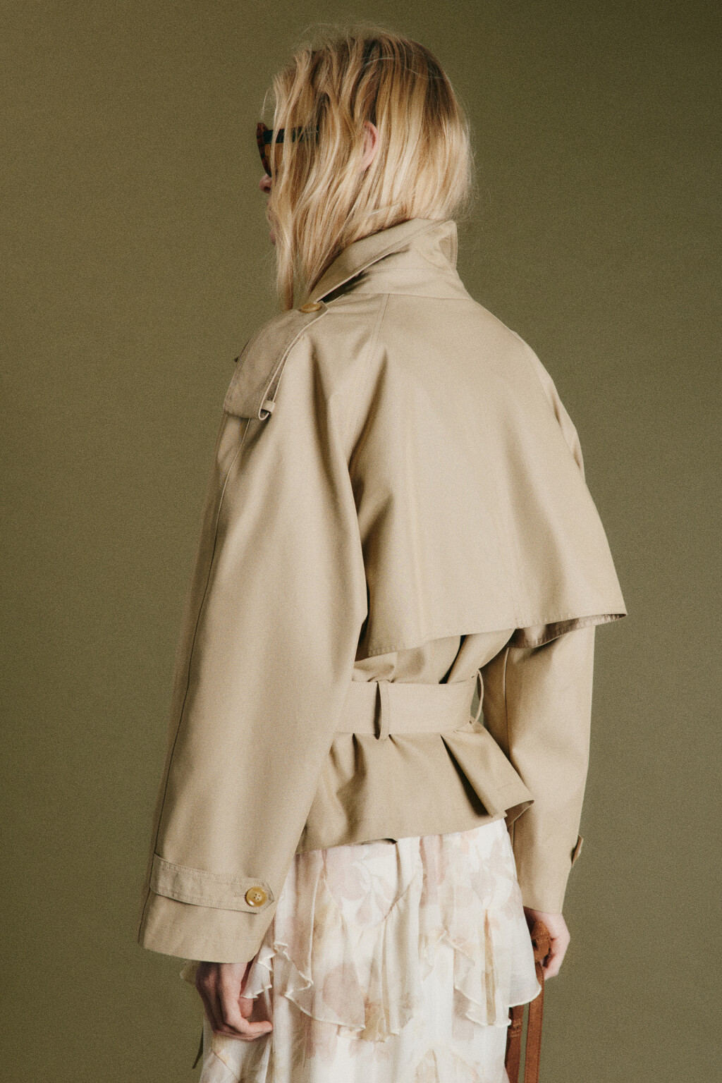 Плащ-тренчкот укороченный с пелериной - цвет коричневый - 3