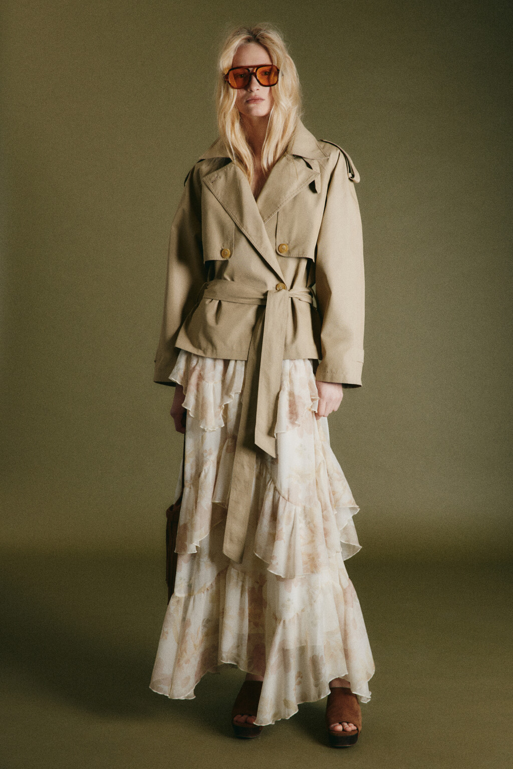 Плащ-тренчкот укороченный с пелериной - цвет коричневый - 4