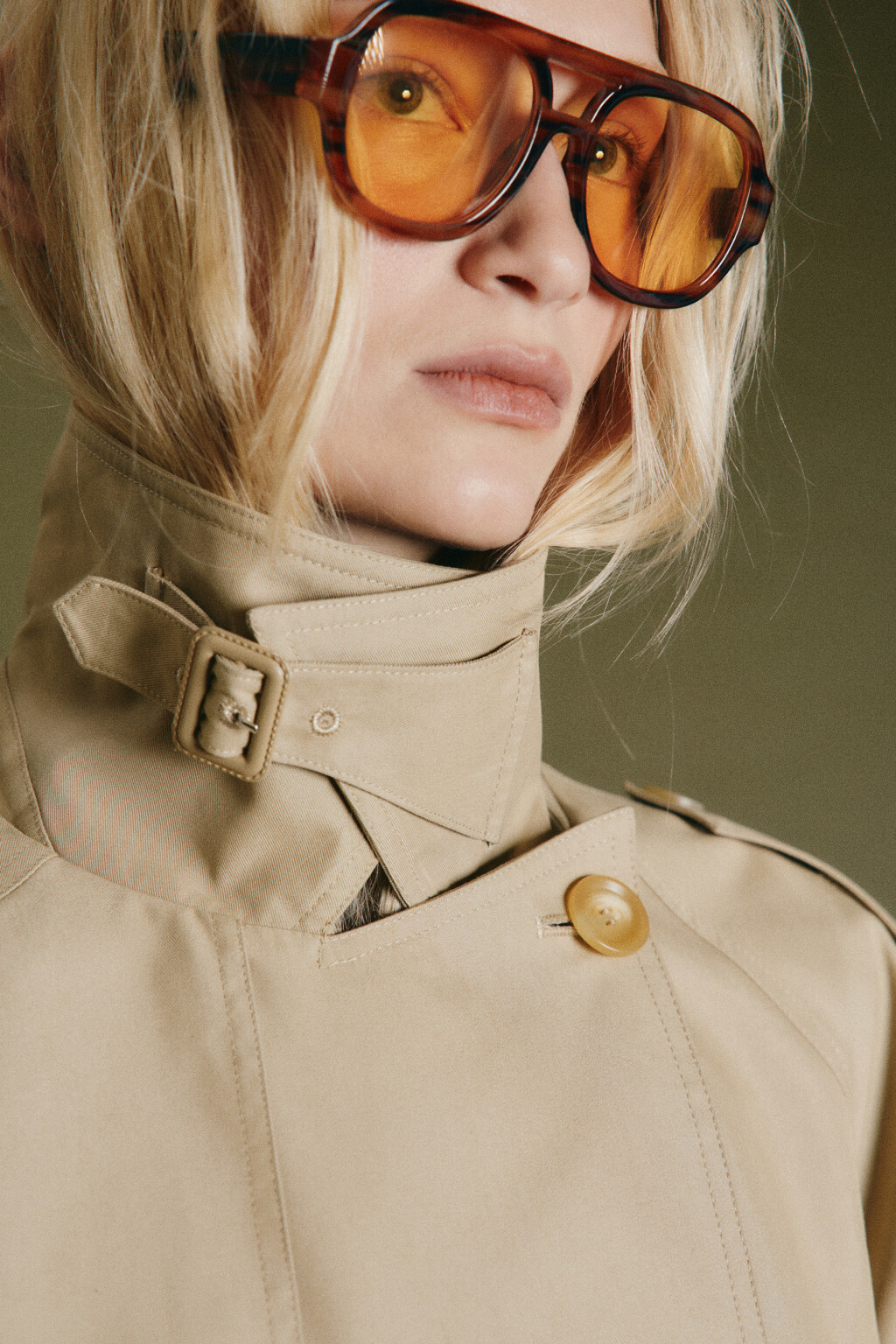 Плащ-тренчкот укороченный с пелериной - цвет коричневый - 7