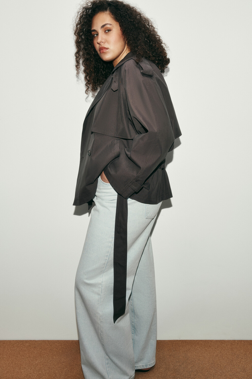 Плащ-тренчкот укороченный с пелериной - цвет коричневый - 2