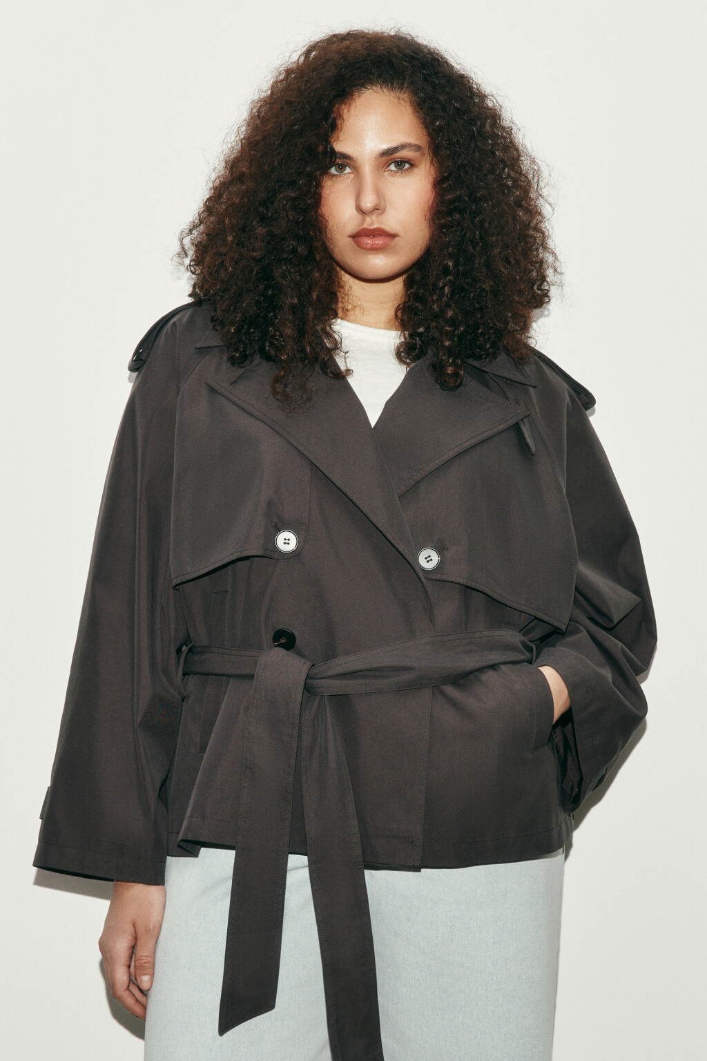 Плащ-тренчкот укороченный с пелериной - цвет коричневый - 3