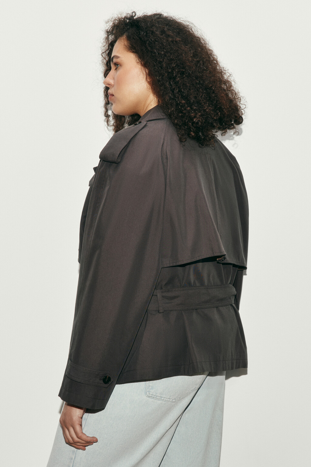 Плащ-тренчкот укороченный с пелериной - цвет коричневый - 4