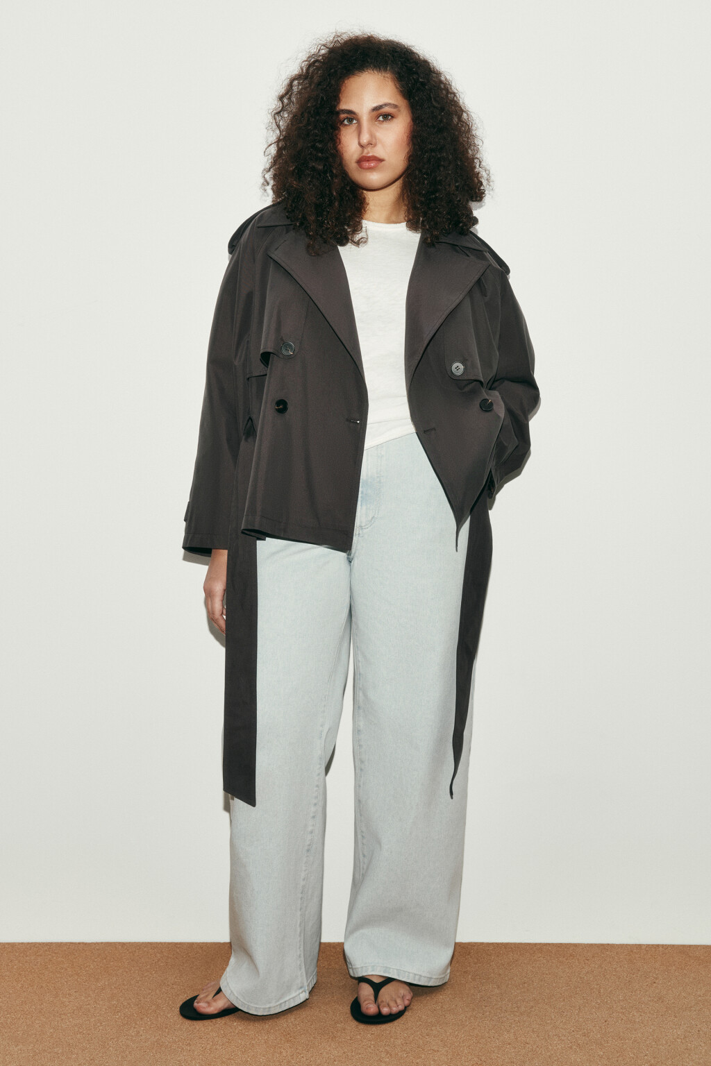 Плащ-тренчкот укороченный с пелериной - цвет коричневый - 5