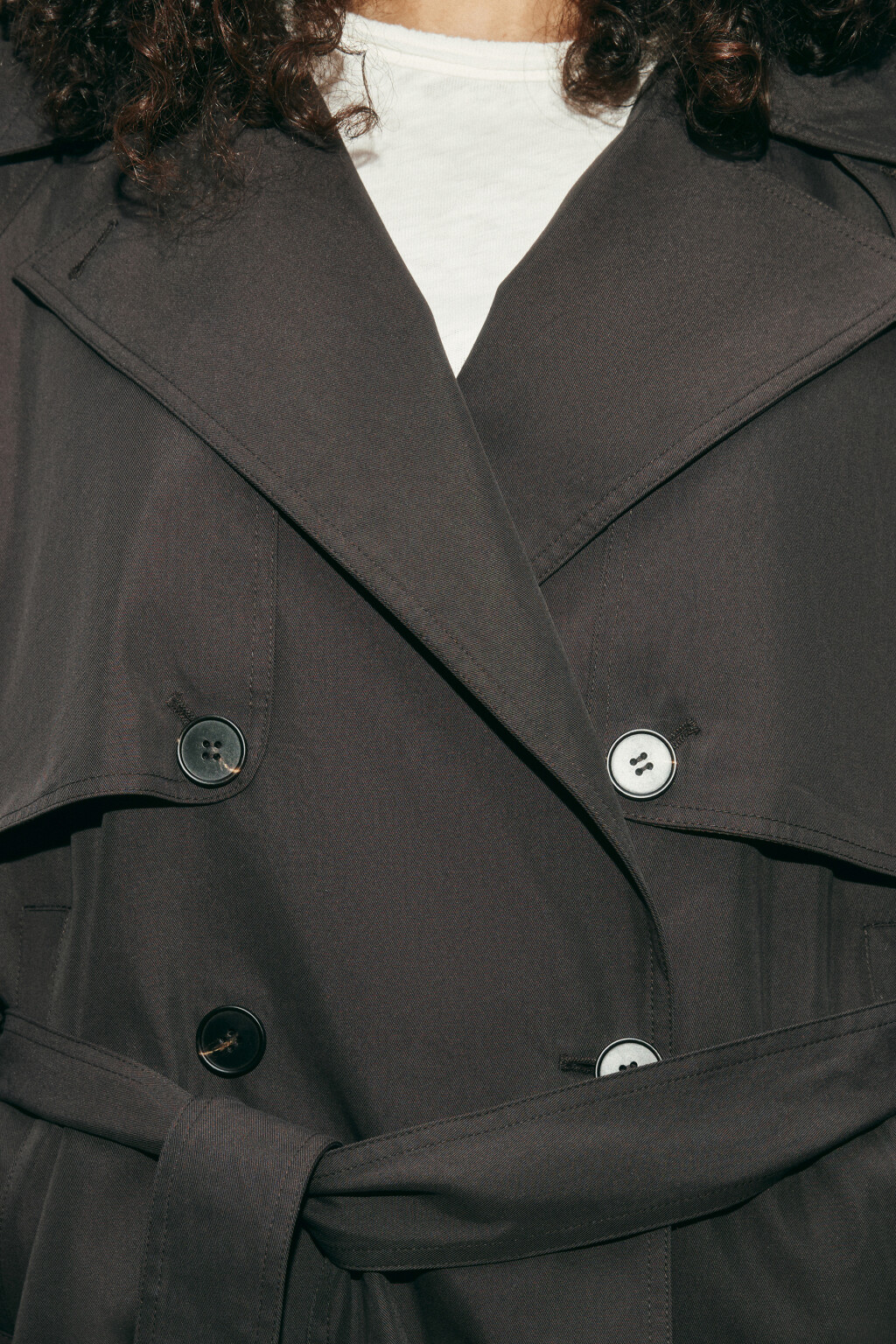 Плащ-тренчкот укороченный с пелериной - цвет коричневый - 6