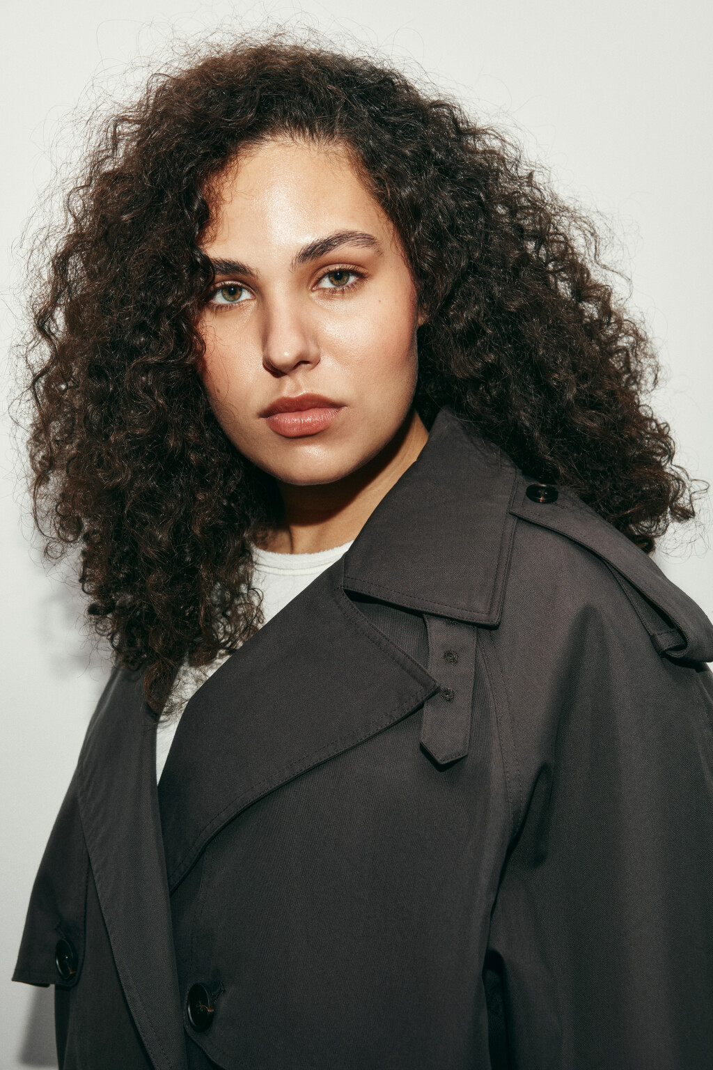 Плащ-тренчкот укороченный с пелериной - цвет коричневый - 7