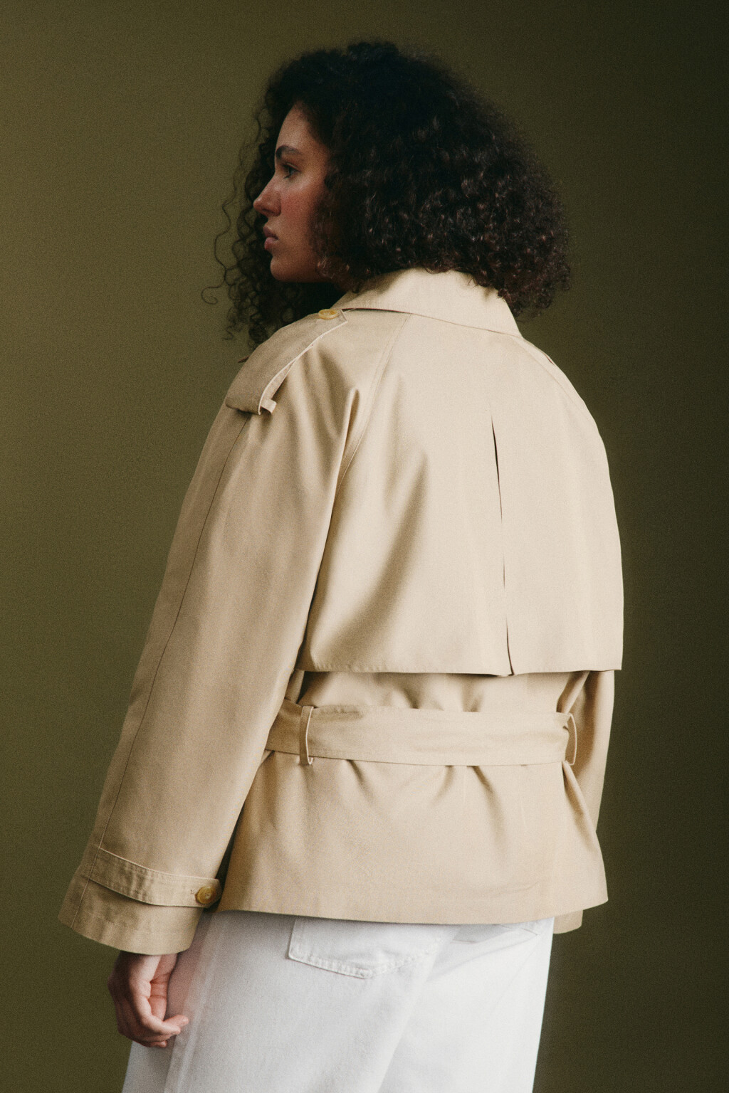 Плащ-тренчкот укороченный с пелериной - цвет коричневый - 4