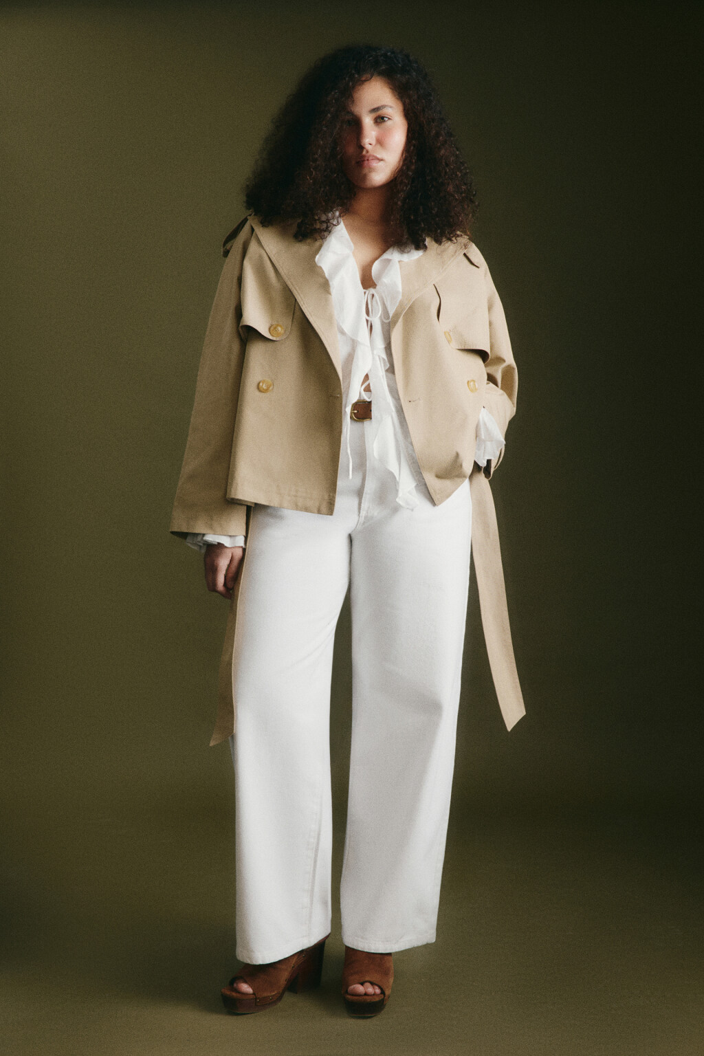 Плащ-тренчкот укороченный с пелериной - цвет коричневый - 5