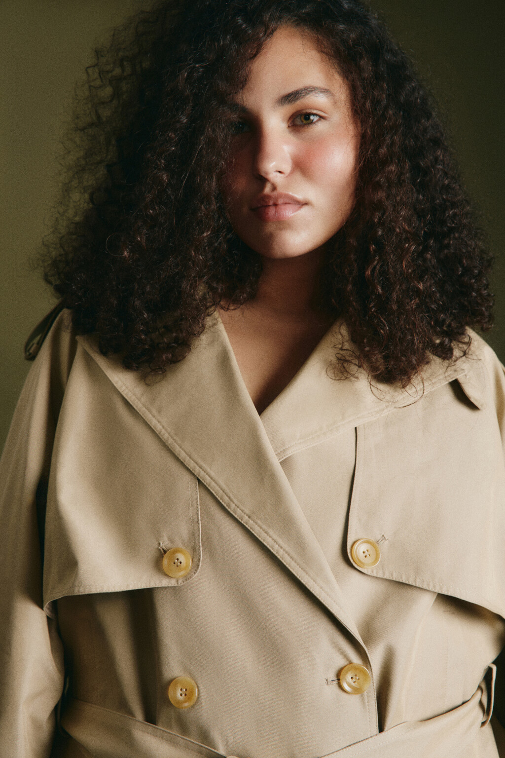 Плащ-тренчкот укороченный с пелериной - цвет коричневый - 6