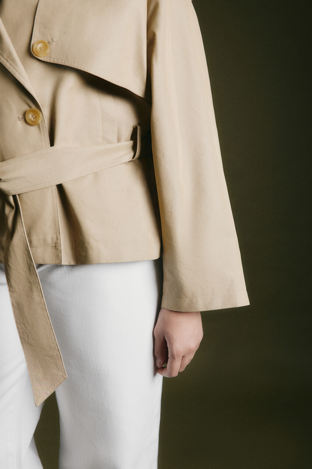 Плащ-тренчкот укороченный с пелериной - цвет коричневый - 7