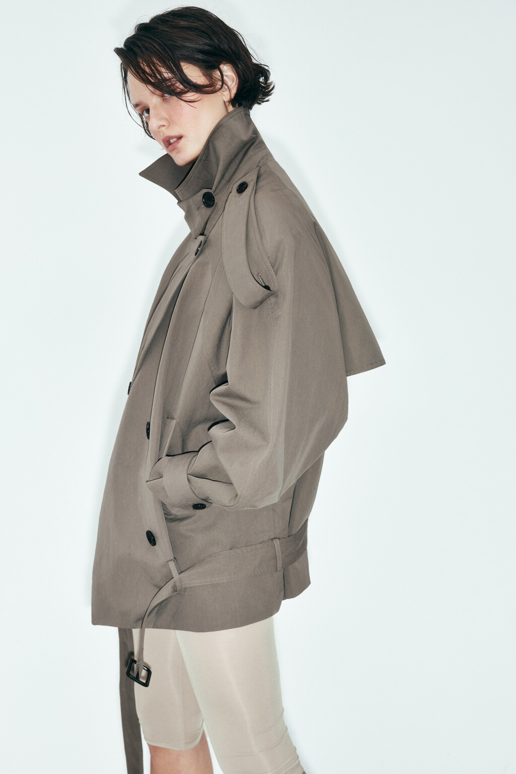 Плащ-тренчкот укороченный с отложным воротником - цвет бежевый - 4