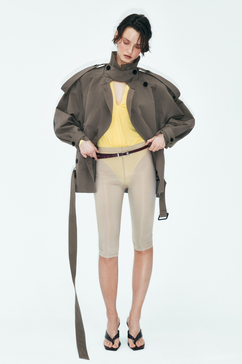 Плащ-тренчкот укороченный с отложным воротником - цвет бежевый - 7