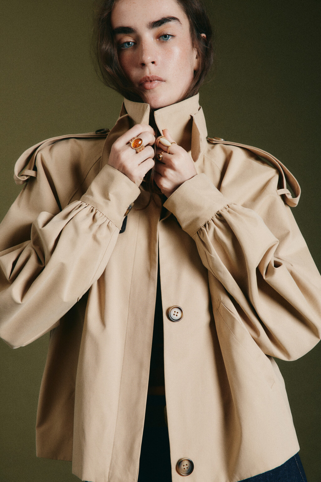 Плащ-тренчкот укороченный с воротником-стойкой на ремешке - цвет бежевый - 1