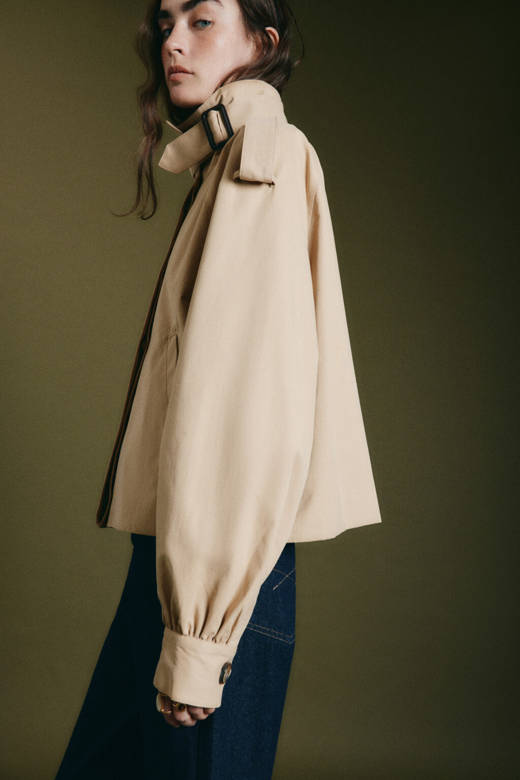 Плащ-тренчкот укороченный с воротником-стойкой на ремешке - цвет бежевый - 2