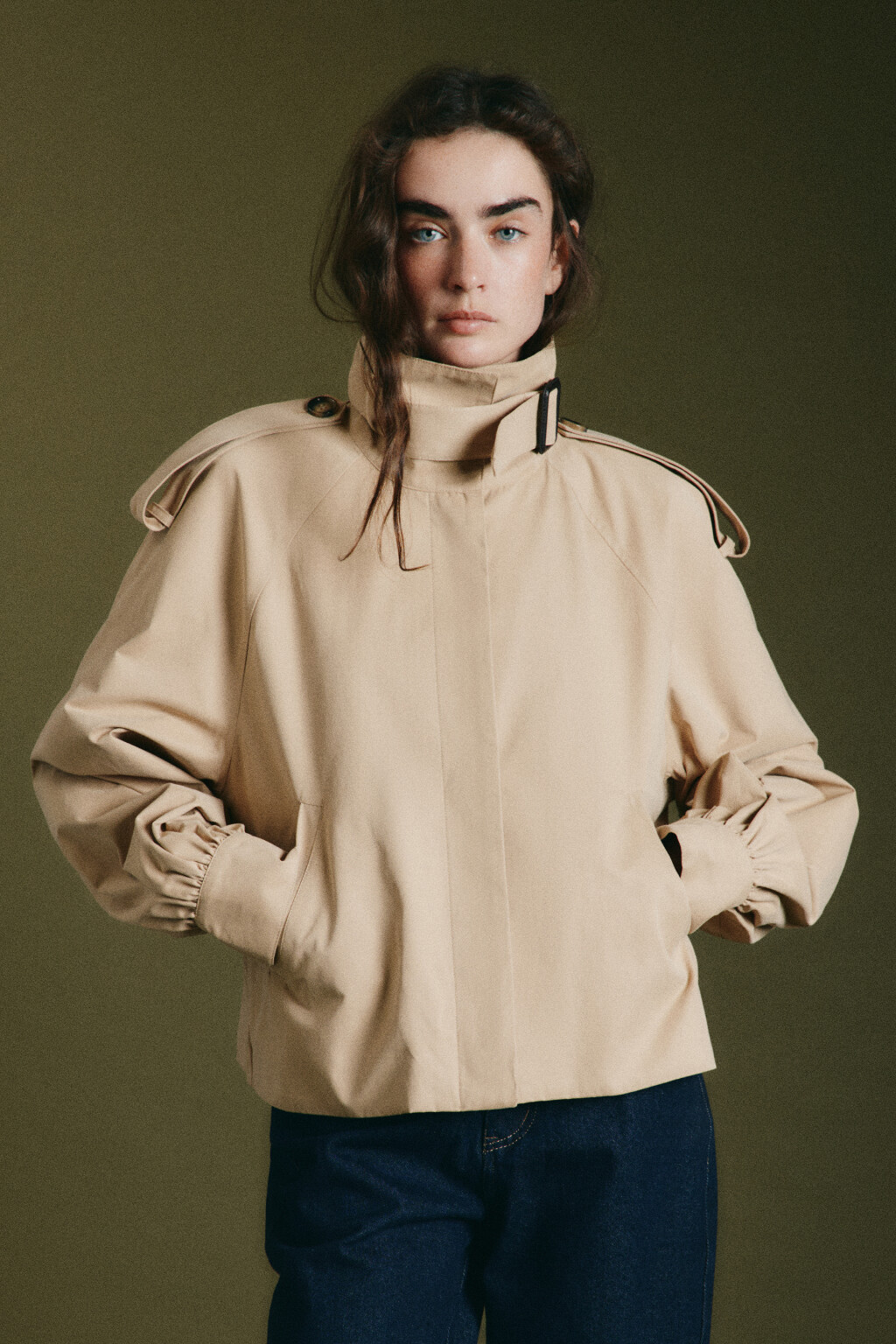 Плащ-тренчкот укороченный с воротником-стойкой на ремешке - цвет бежевый - 3