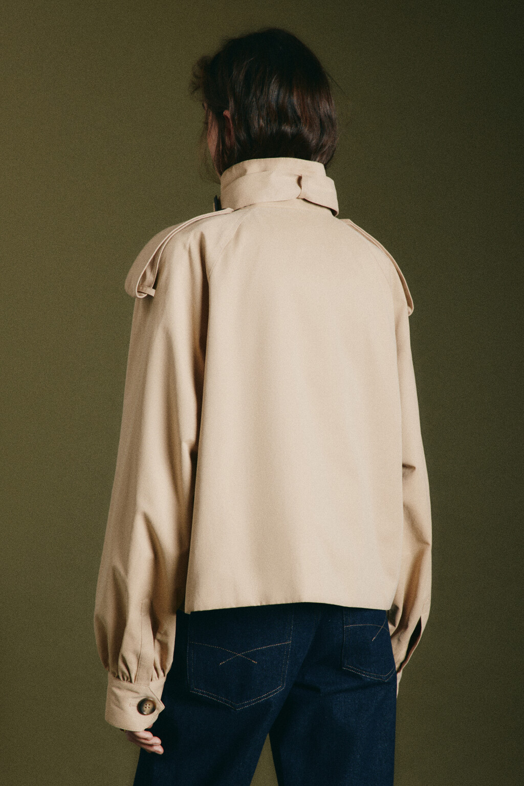 Плащ-тренчкот укороченный с воротником-стойкой на ремешке - цвет бежевый - 4