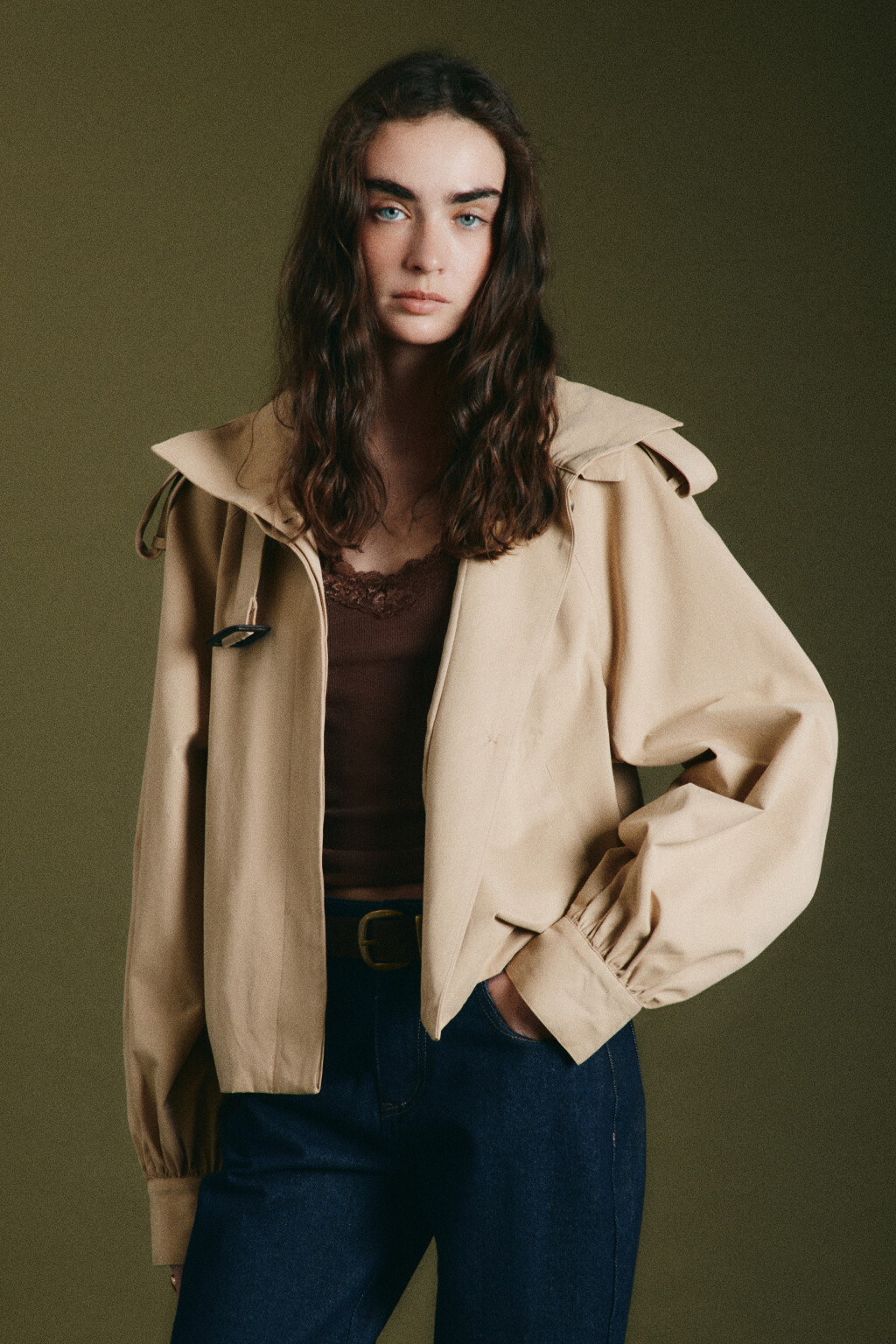 Плащ-тренчкот укороченный с воротником-стойкой на ремешке - цвет бежевый - 5