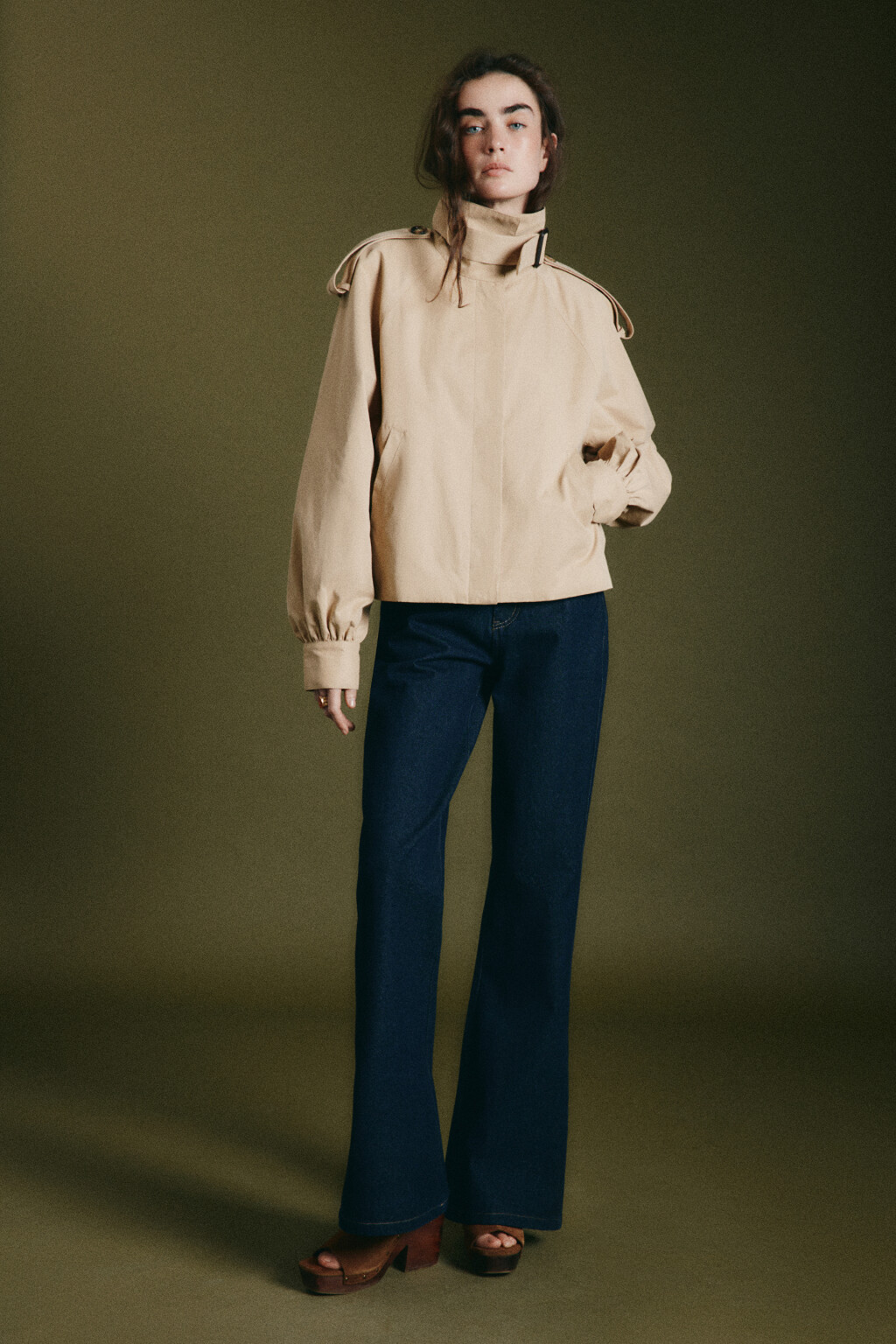 Плащ-тренчкот укороченный с воротником-стойкой на ремешке - цвет бежевый - 6