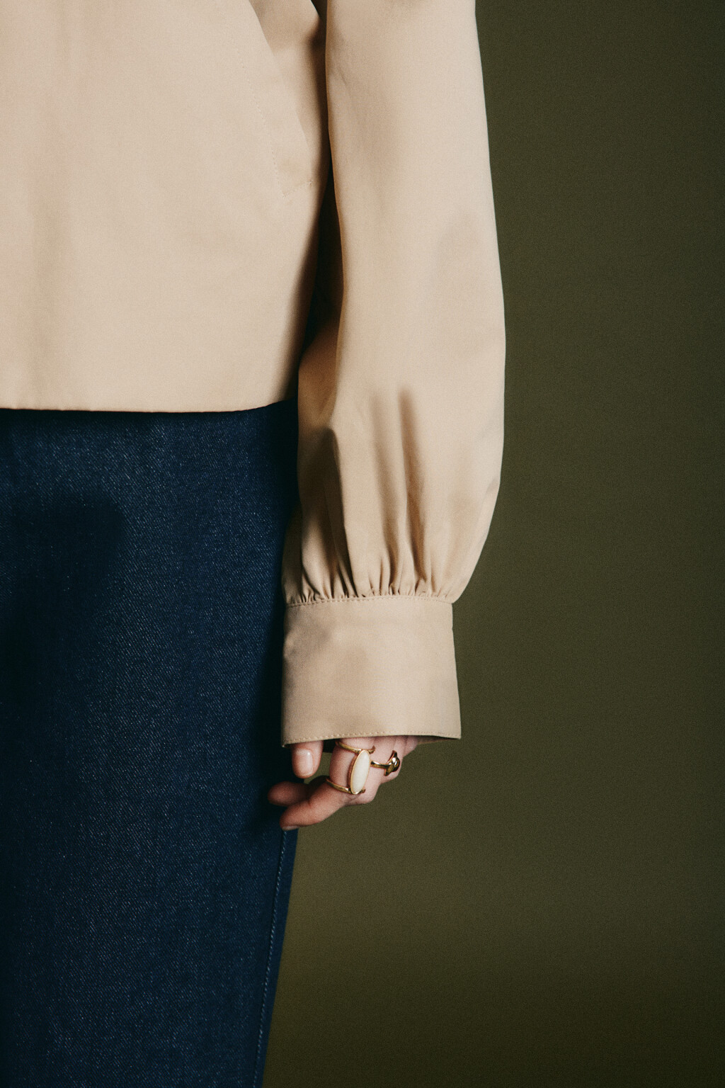 Плащ-тренчкот укороченный с воротником-стойкой на ремешке - цвет бежевый - 8