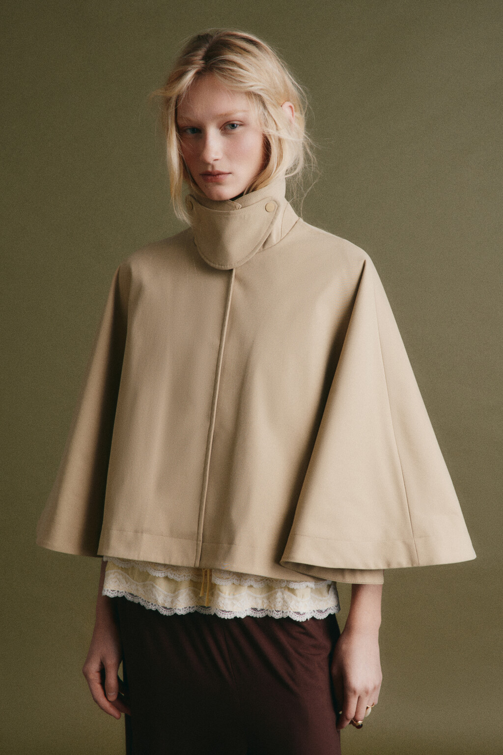 Кейп укороченный с отложным воротником - цвет бежевый - 3