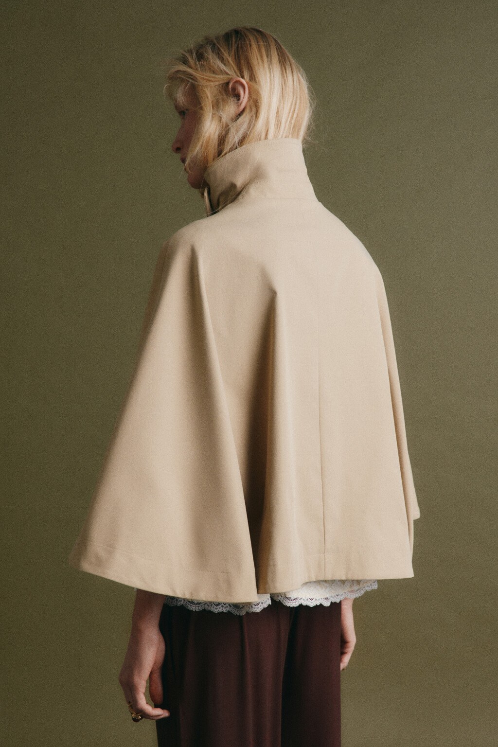Кейп укороченный с отложным воротником - цвет бежевый - 4