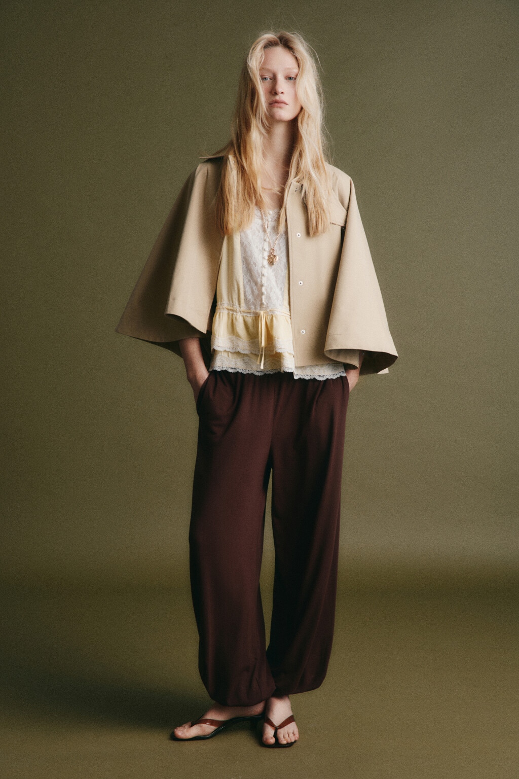 Кейп укороченный с отложным воротником - цвет бежевый - 5