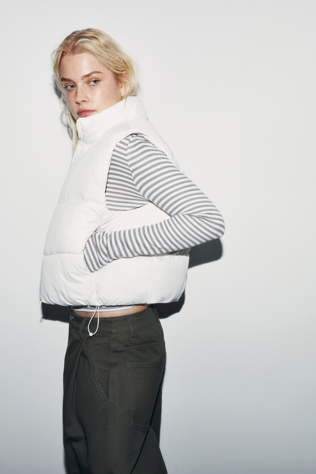 Жилет стеганый утепленный с воротником-стойкой - цвет молочный - 1