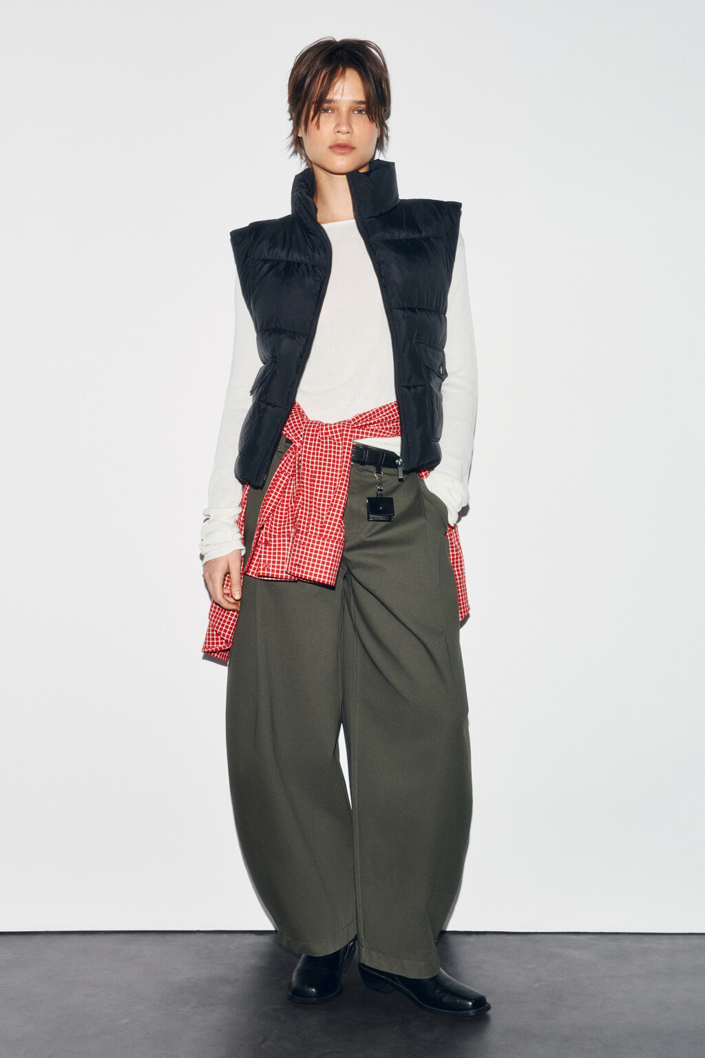 Жилет стеганый утепленный с воротником-стойкой - цвет черный - 4