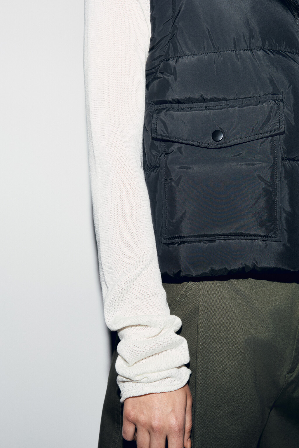 Жилет стеганый утепленный с воротником-стойкой - цвет черный - 6