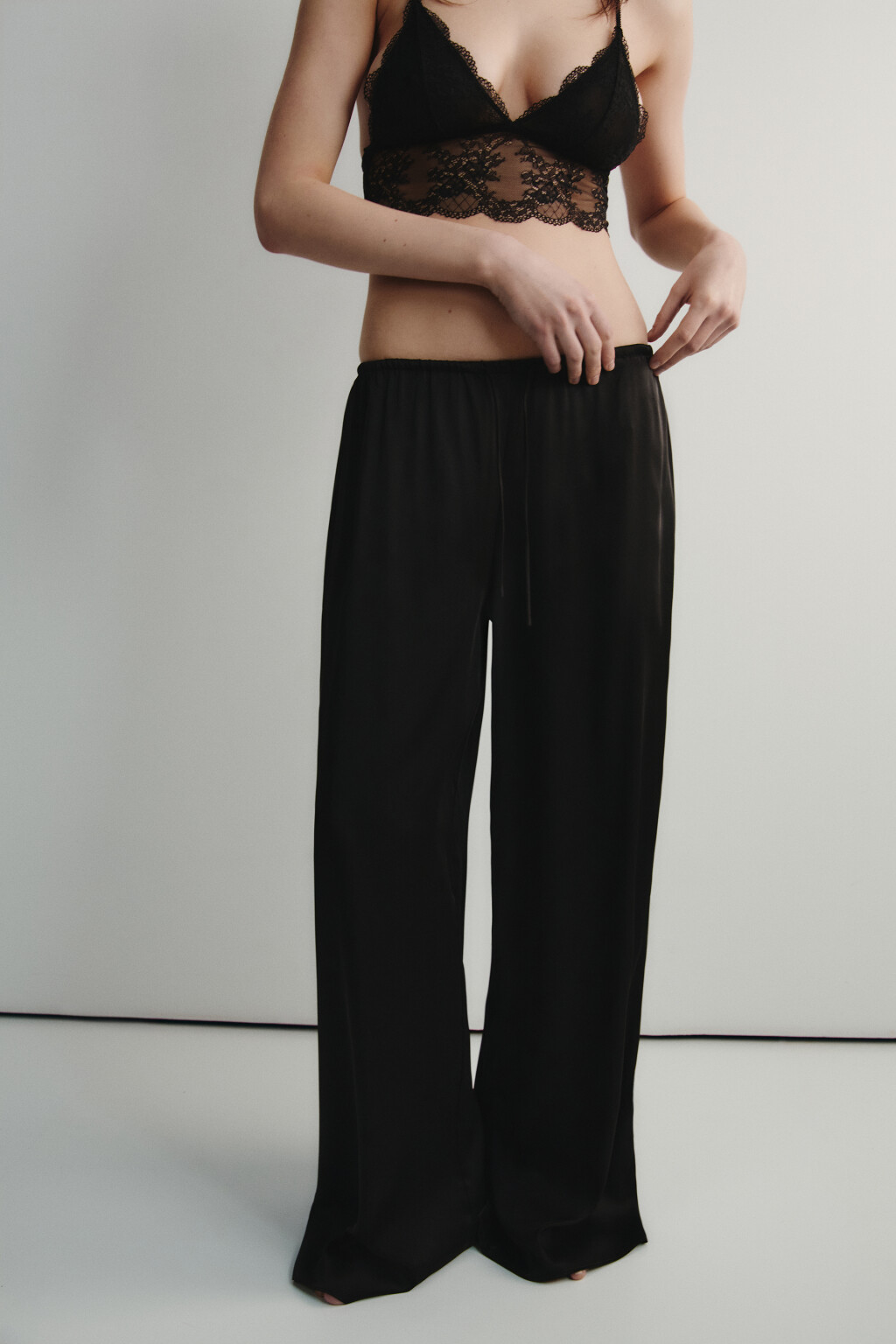 Брюки домашние атласные на завязках - цвет черный - 1