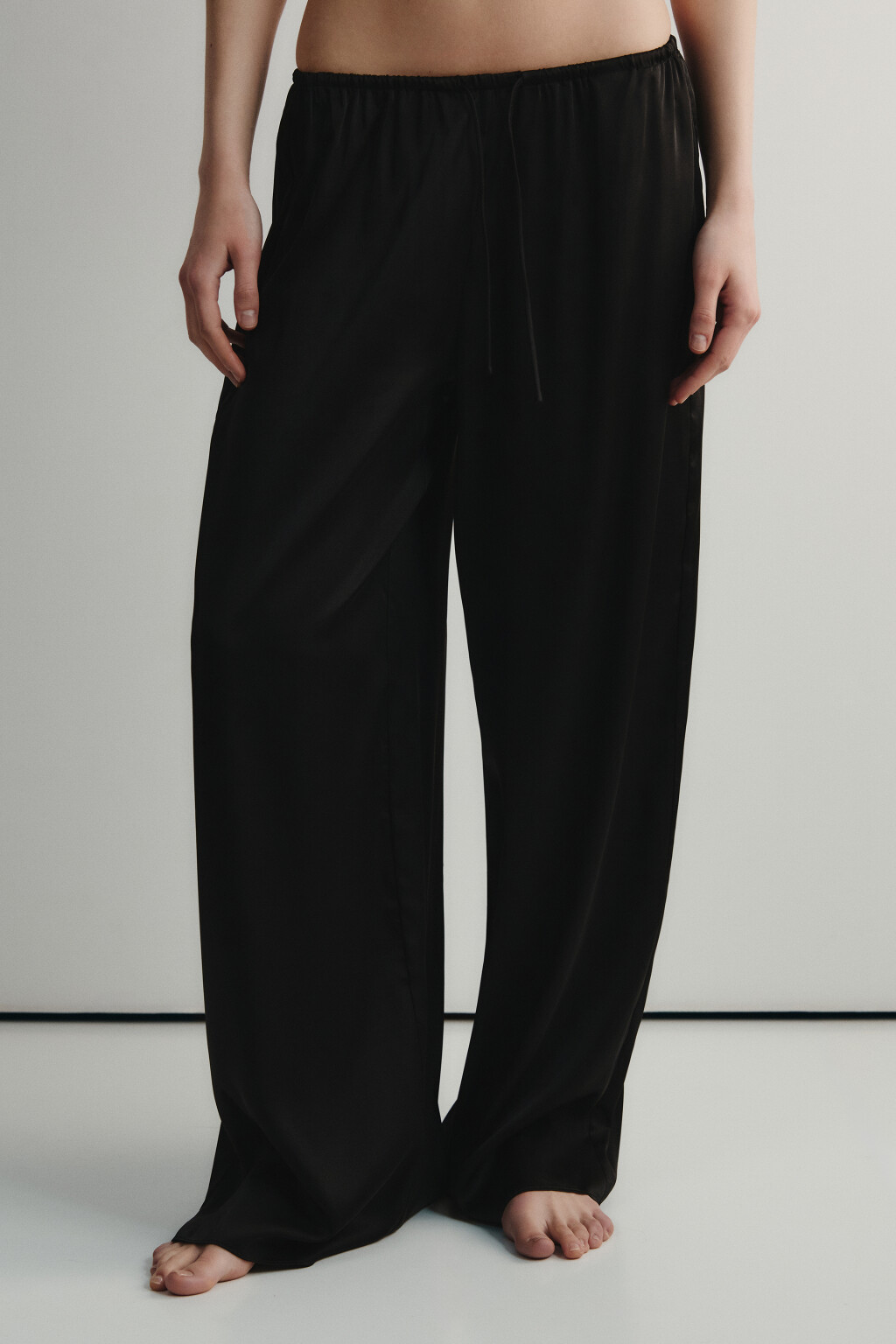 Брюки домашние атласные на завязках - цвет черный - 2
