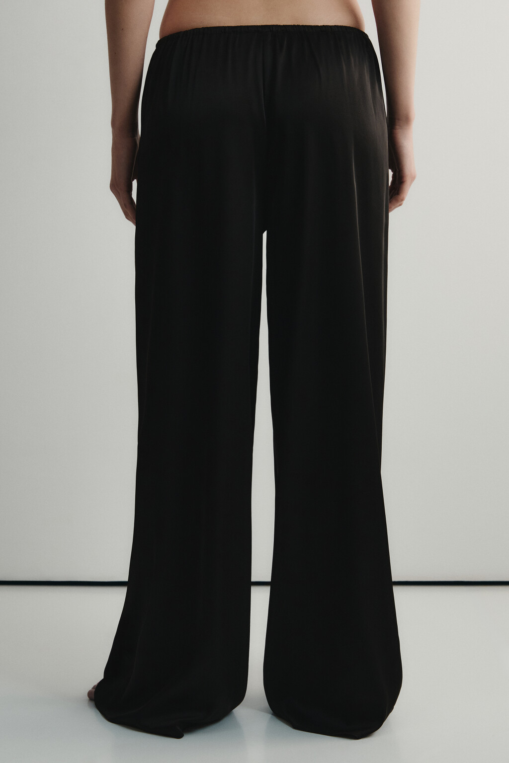 Брюки домашние атласные на завязках - цвет черный - 3