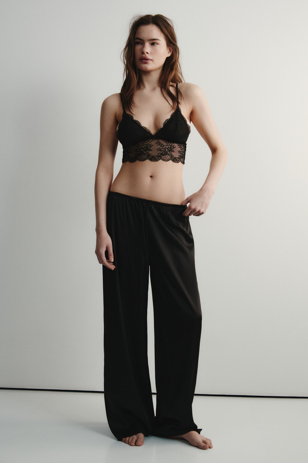 Брюки домашние атласные на завязках - цвет черный - 4