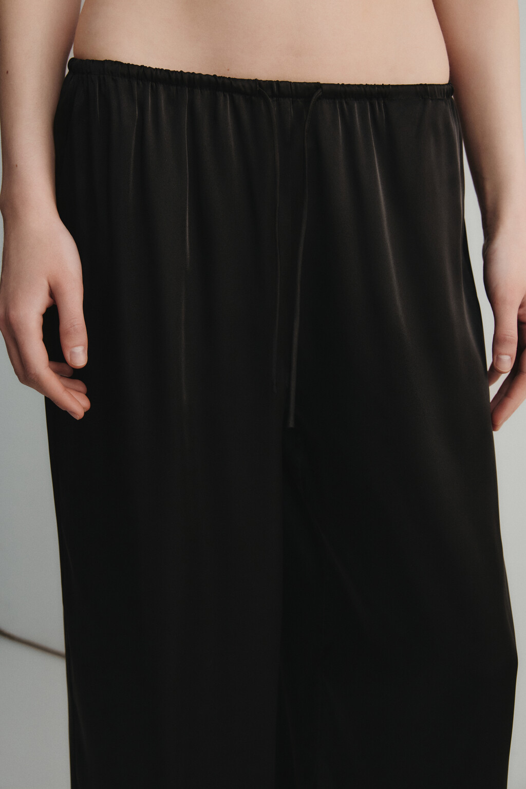 Брюки домашние атласные на завязках - цвет черный - 5