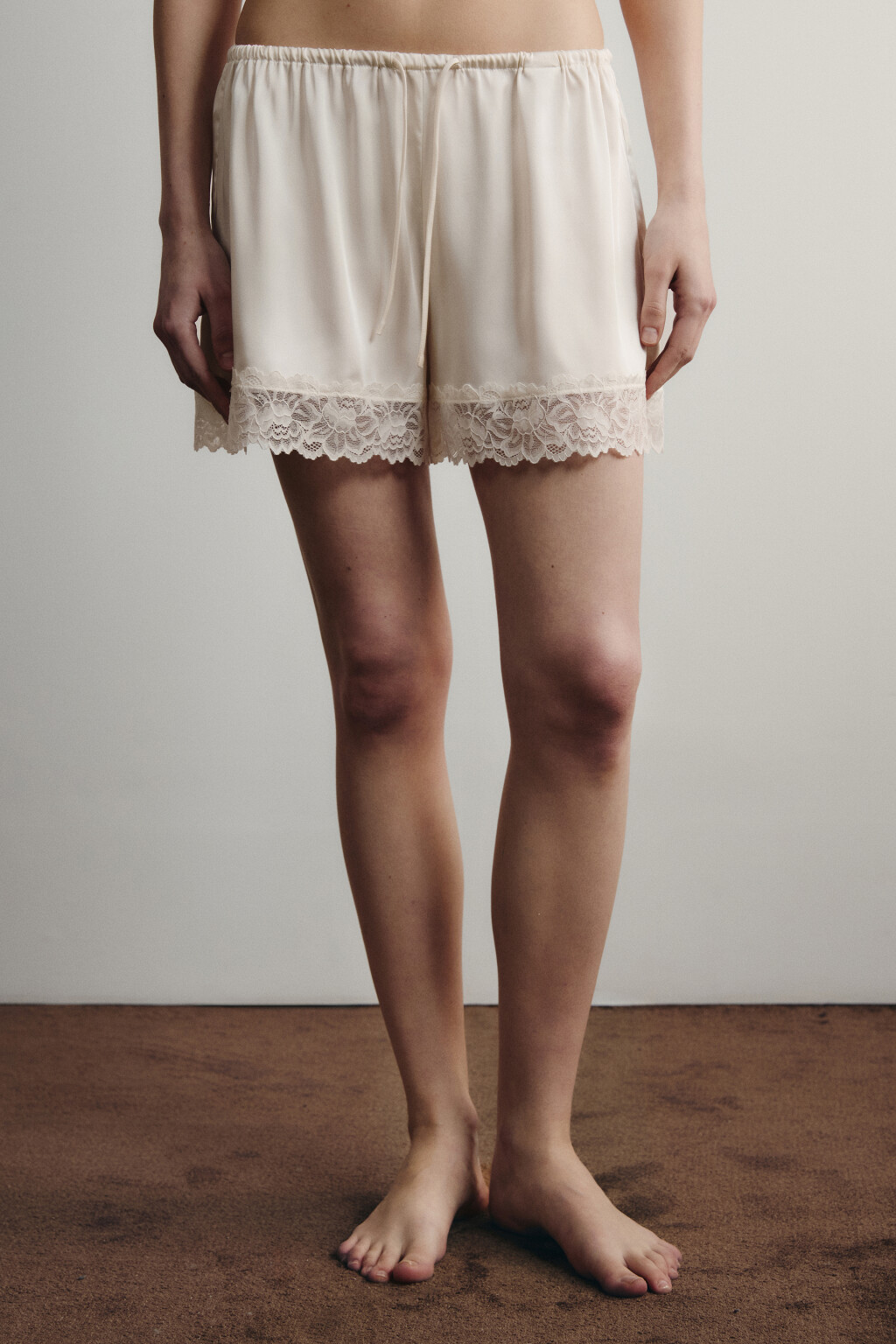 Шорты домашние атласные на завязках с кружевом - цвет ванильный - 2