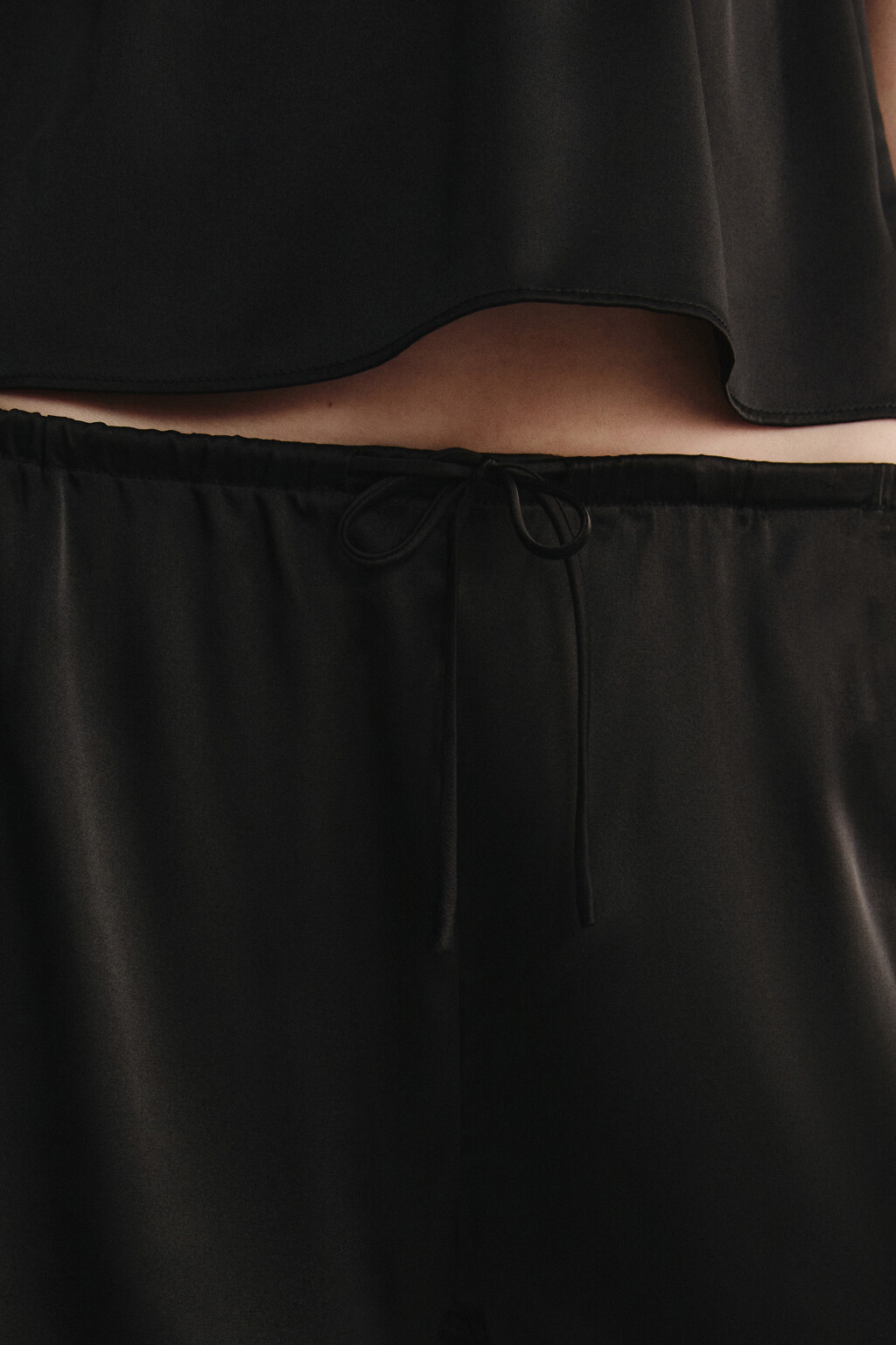 Шорты домашние атласные на завязках с кружевом - цвет черный - 5