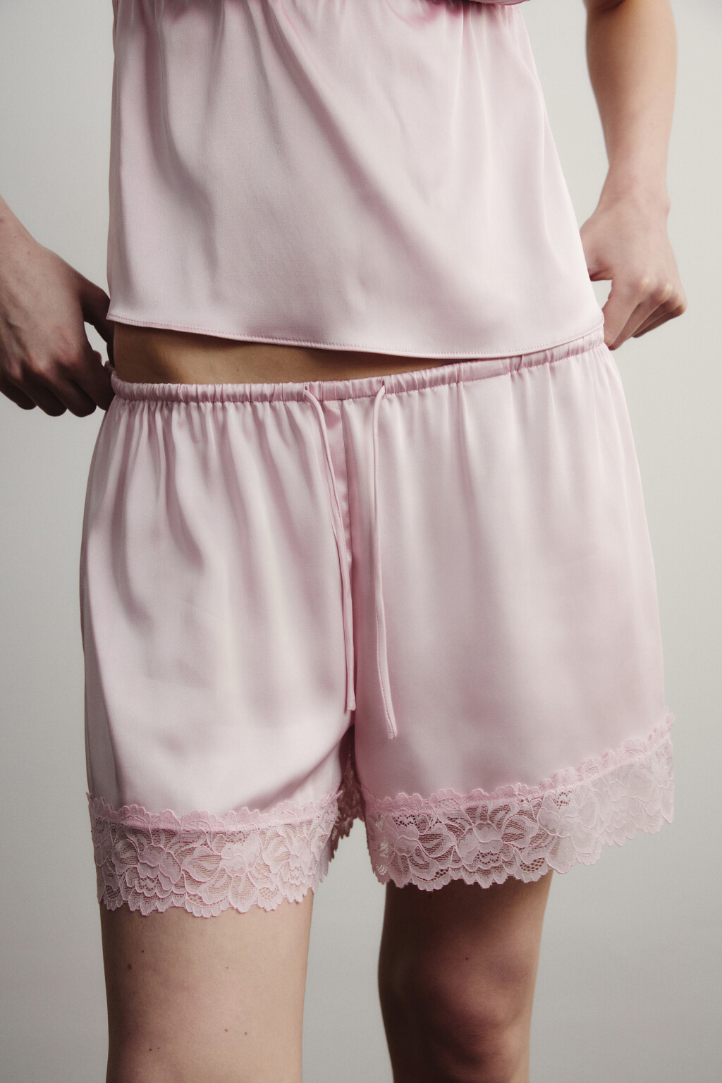Шорты домашние атласные на завязках с кружевом - цвет розовый - 1