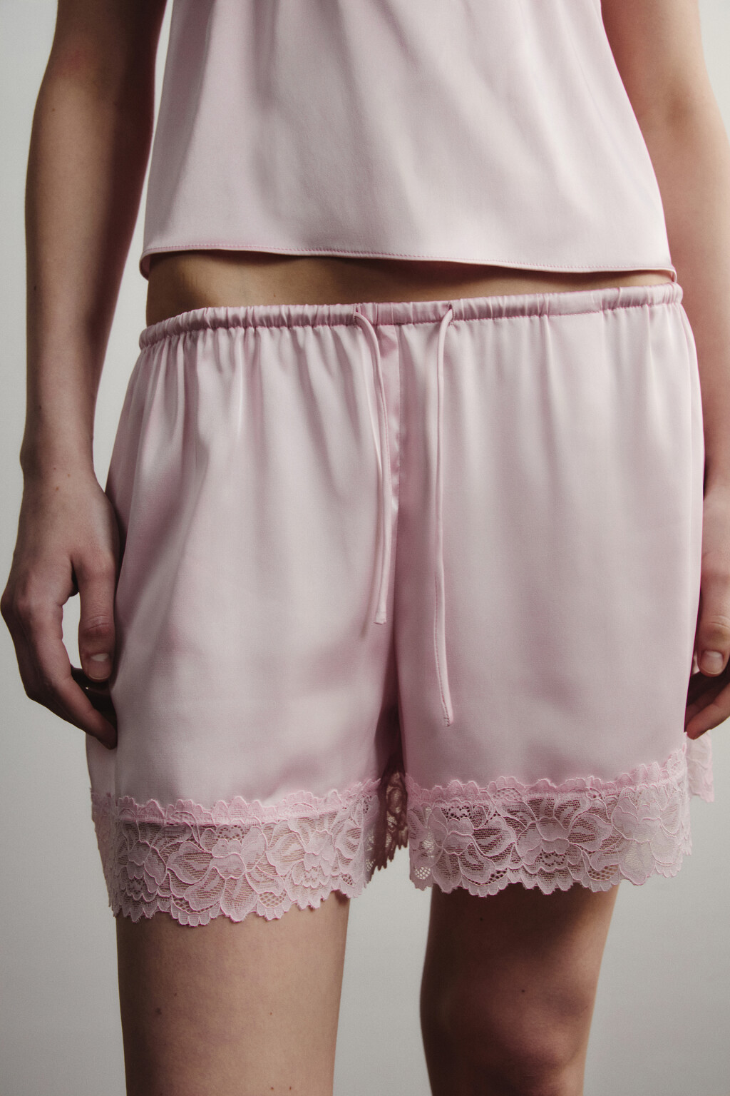 Шорты домашние атласные на завязках с кружевом - цвет розовый - 6