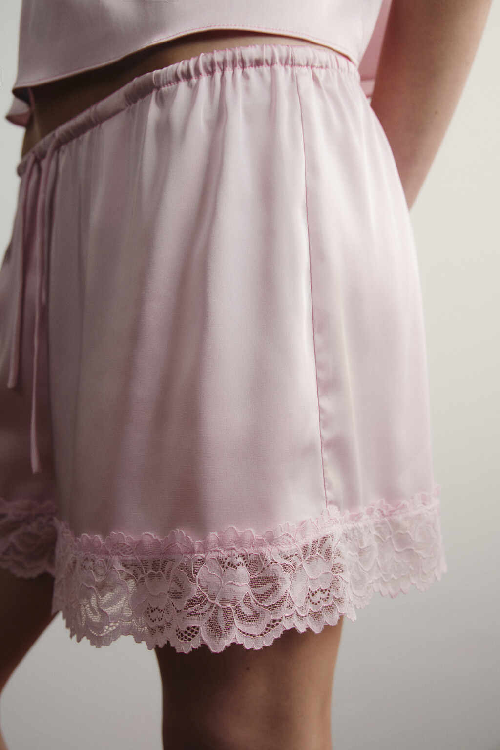 Шорты домашние атласные на завязках с кружевом - цвет розовый - 7