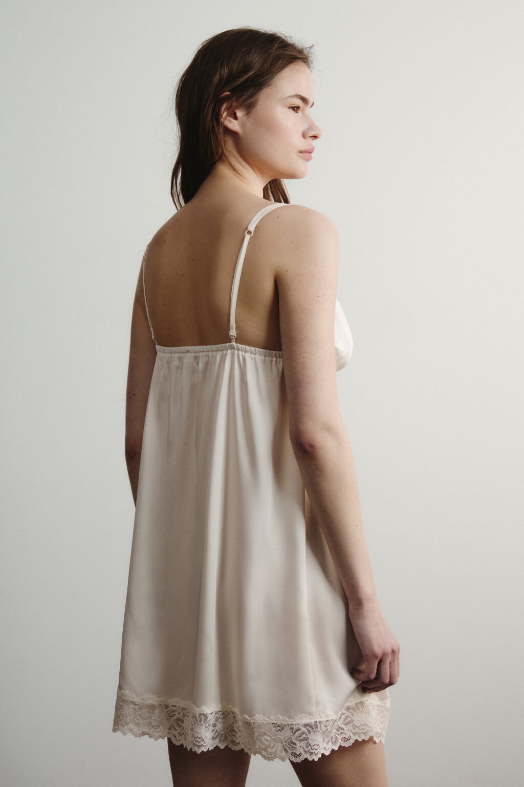 Платье домашнее атласное с кружевом на тонких бретелях - цвет ванильный - 3